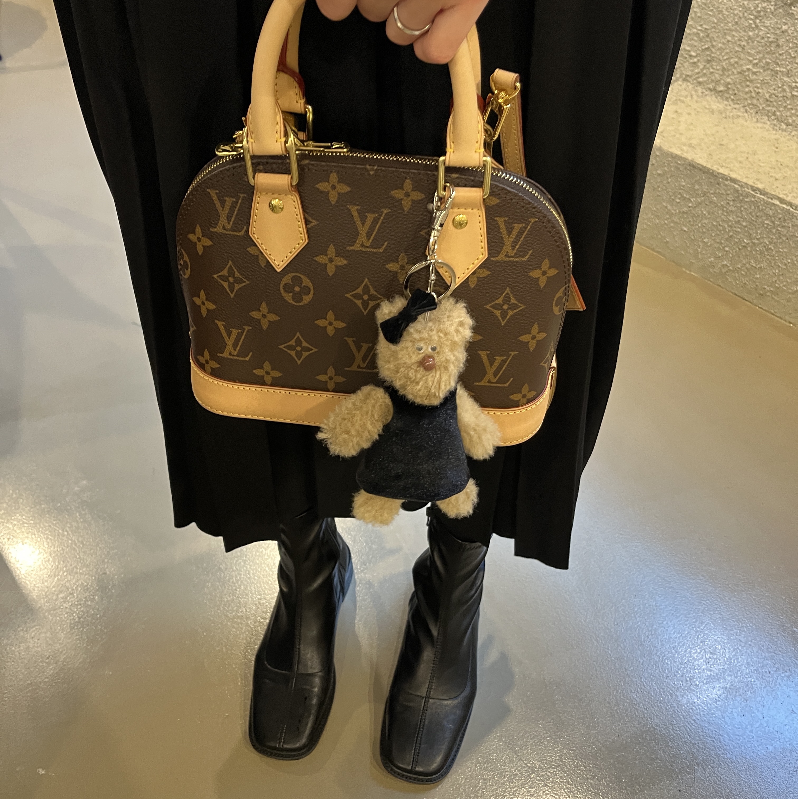 Louis Vuitton Alma BB Monogram 착용 스타일 - 2