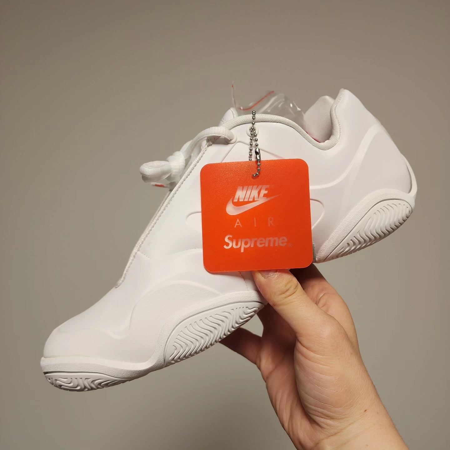 Nike x Supreme Air Zoom Courtposite SP White University Red 착용 스타일 - 1