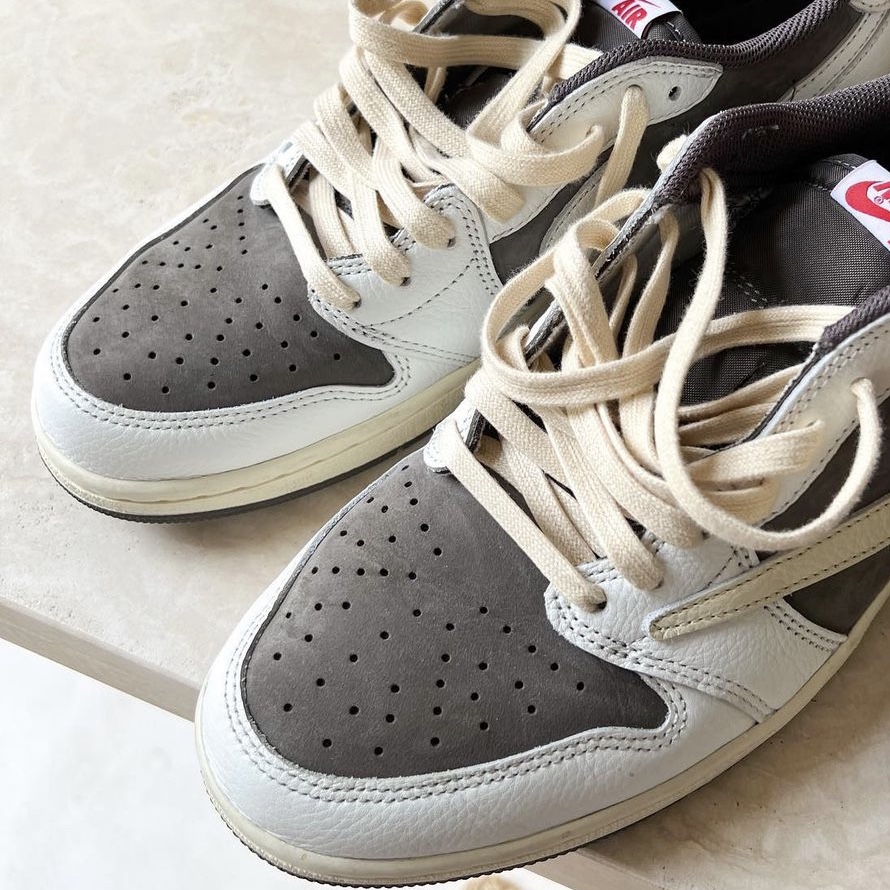 Jordan 1 x Travis Scott Retro Low OG SP Sail and Ridgerock 착용 스타일