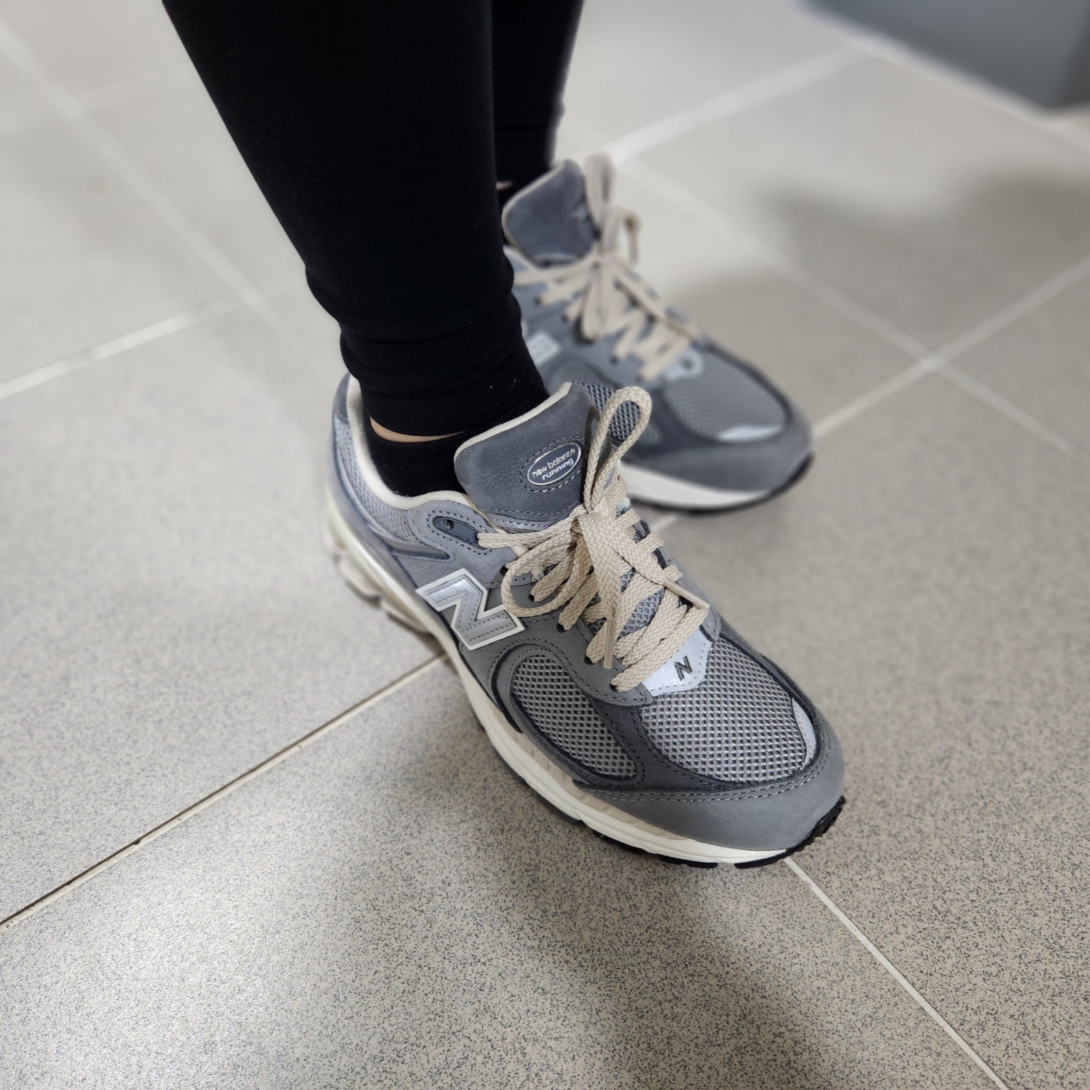 New Balance 2002R Premium Vintage Grey 착용 스타일