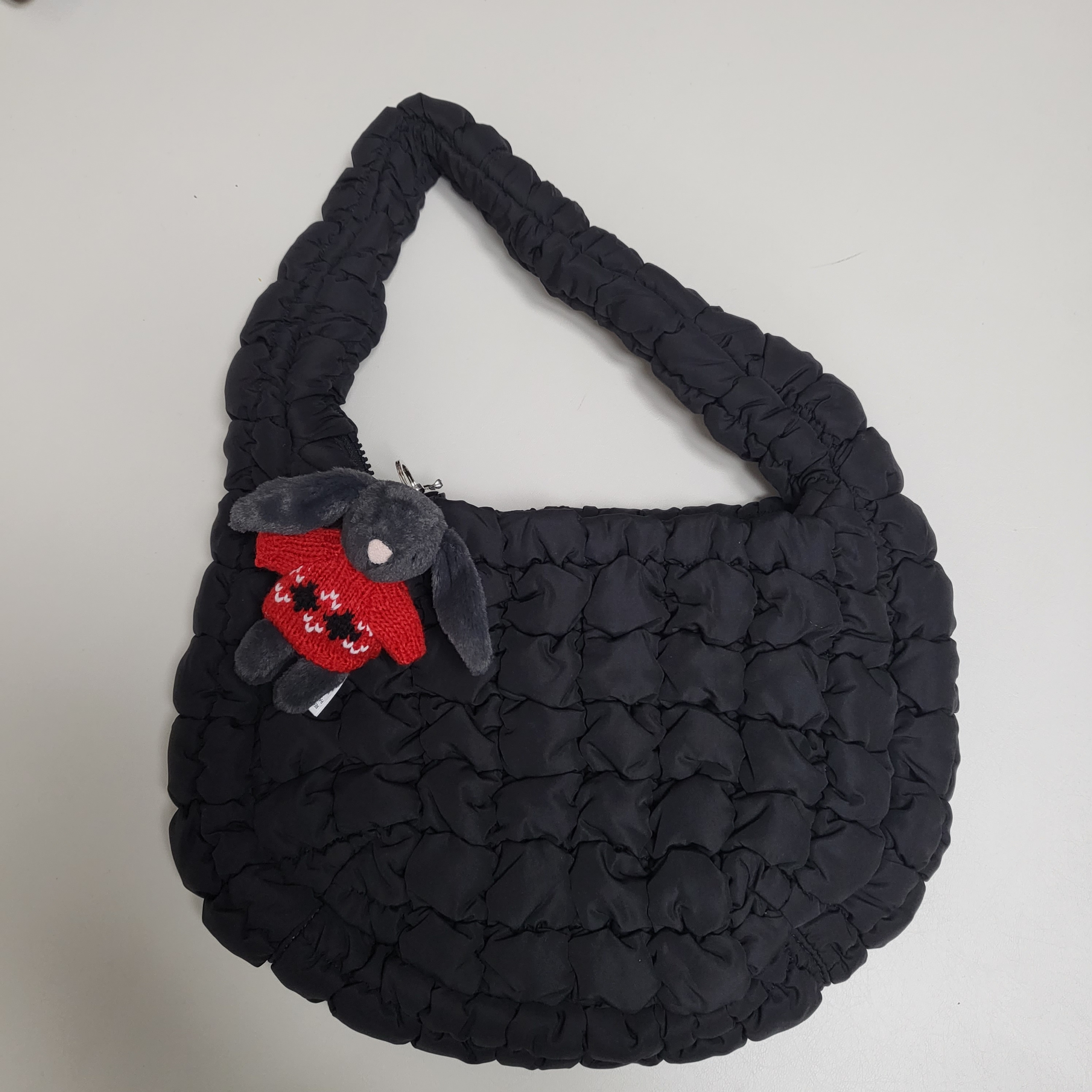 COS Quilted Mini Bag Black, Jellycat Bashful Bunny Bag Charm Ink 착용 스타일