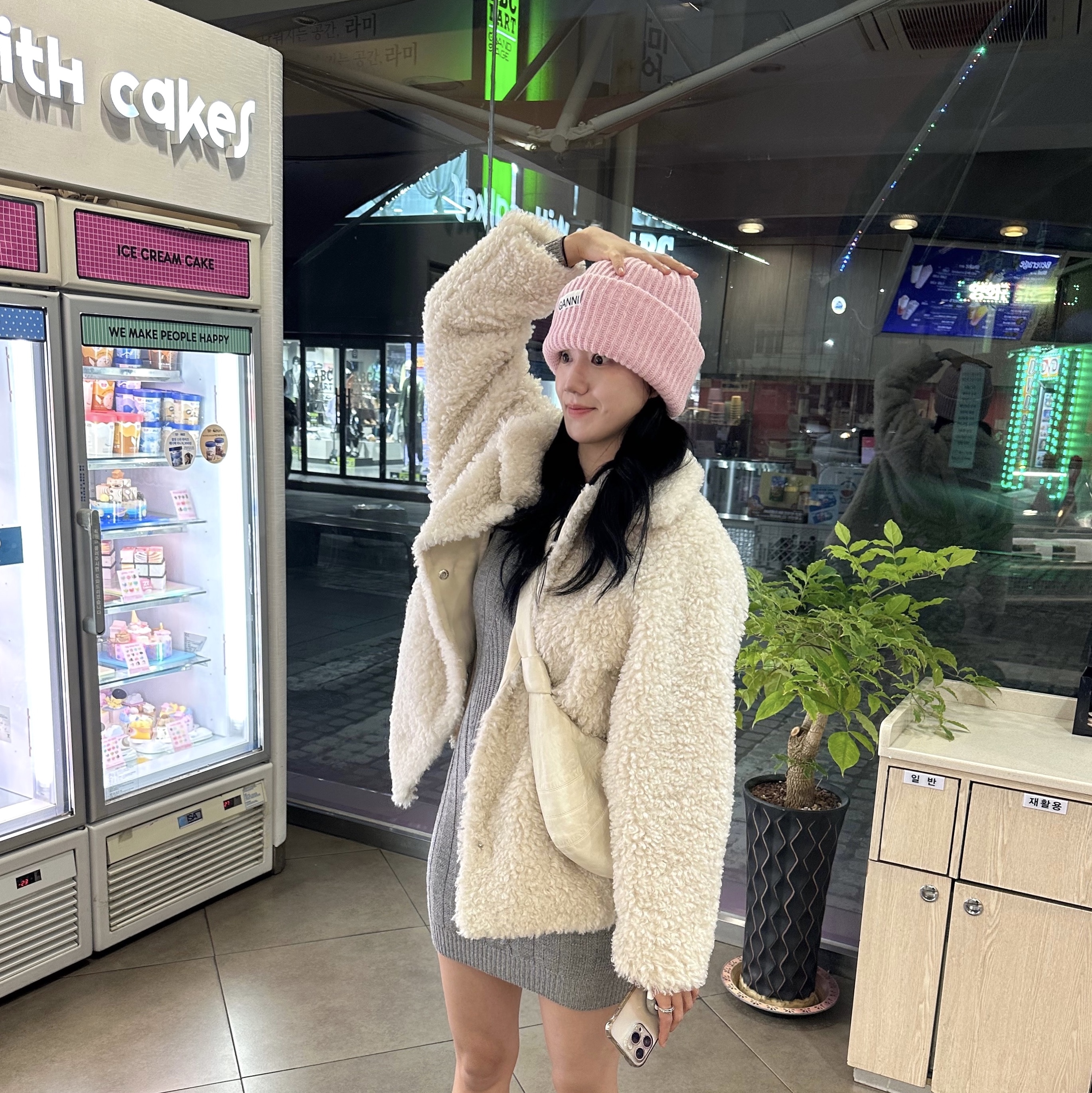 Ganni Wool Beanie Lilac Sachet, Lemaire Medium Croissant Bag Coated Cotton Dusty Mastic 착용 스타일 - 1