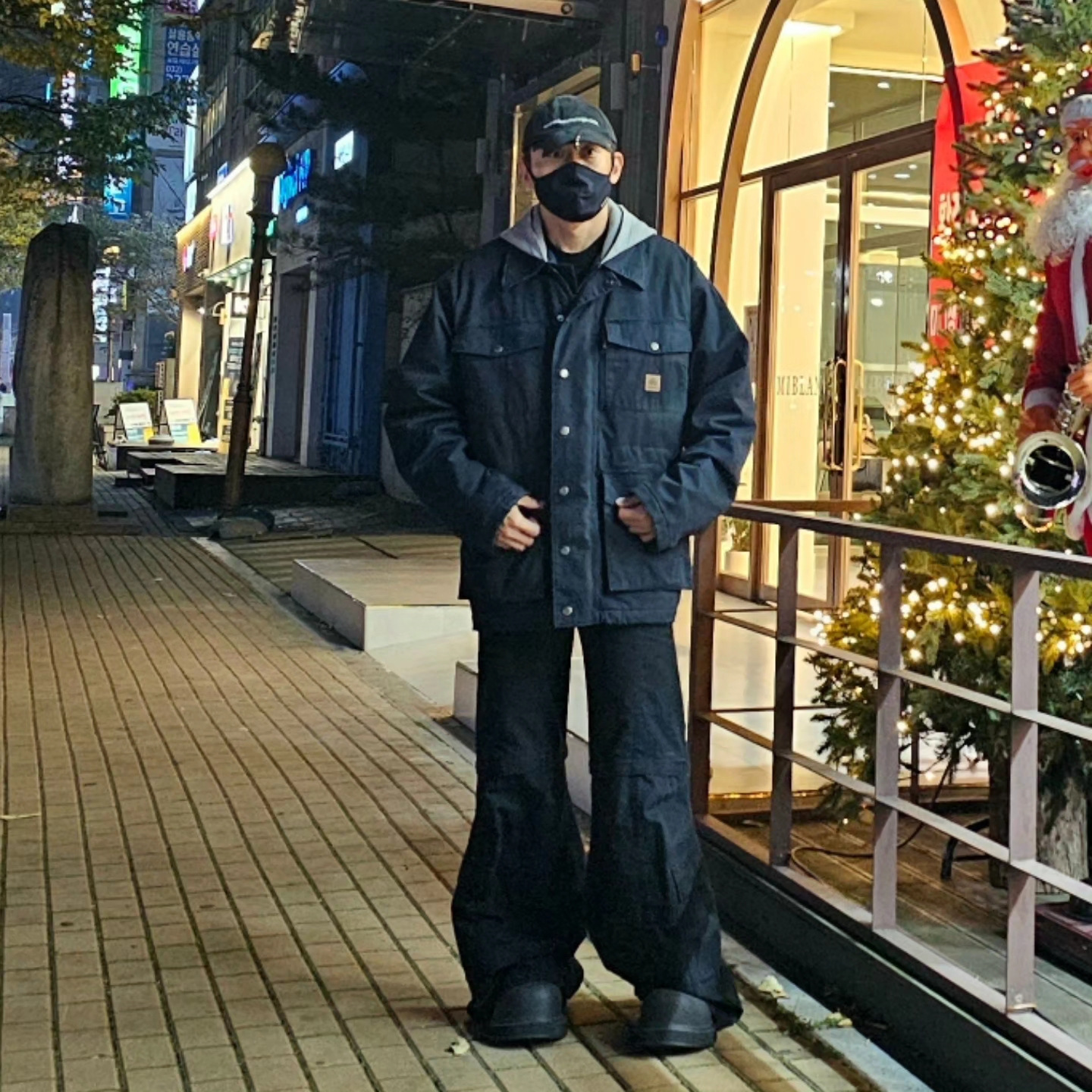 Balenciaga Double B Workwear Oversized Parka Dark Navy, Balenciaga Flared Cargo Pants Black 착용 스타일 - 2