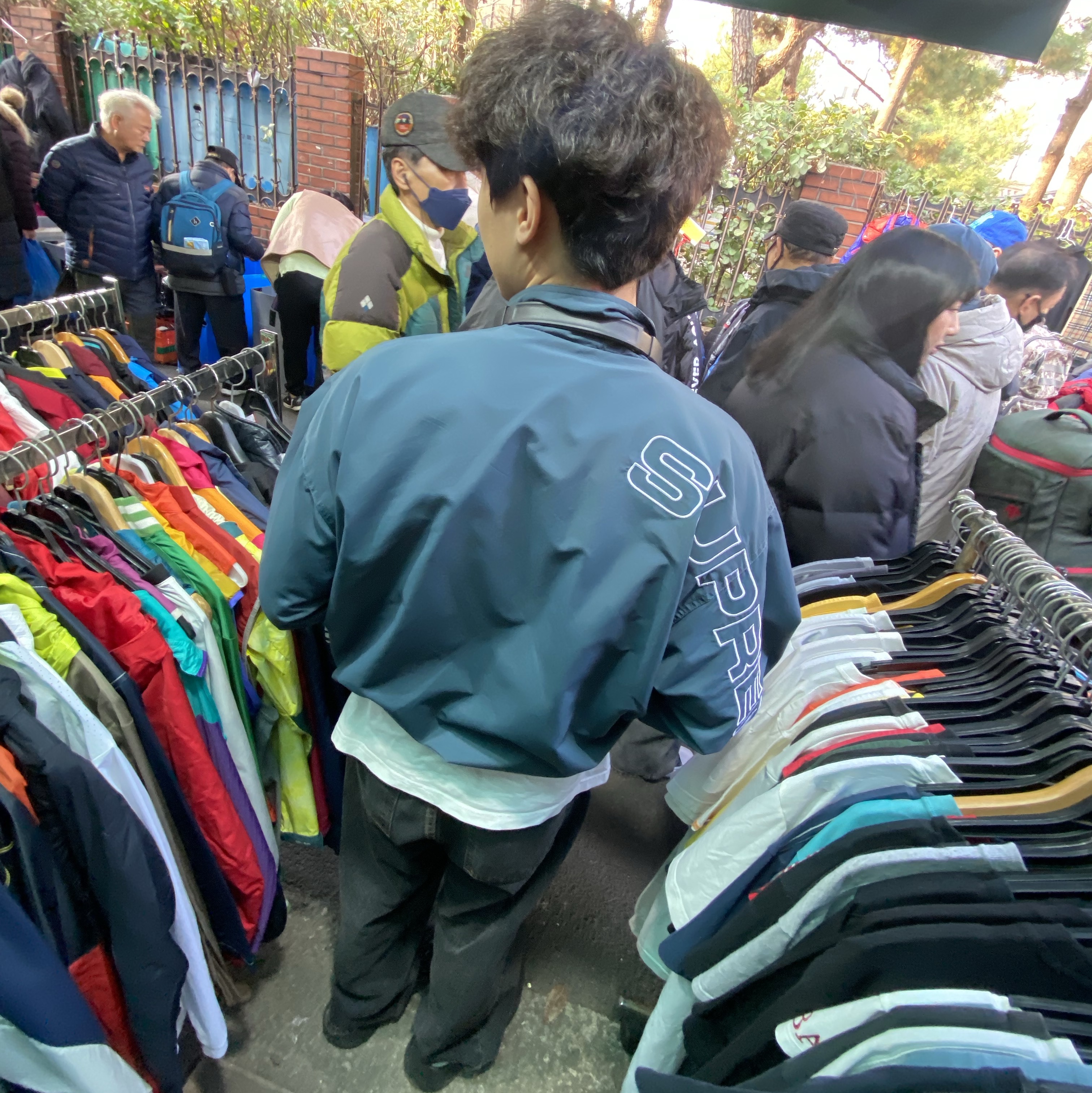 Supreme Spellout Embroidered Track Jacket Dark Blue - 23FW, Adidas Yeezy Foam RNNR Onyx 착용 스타일 - 2