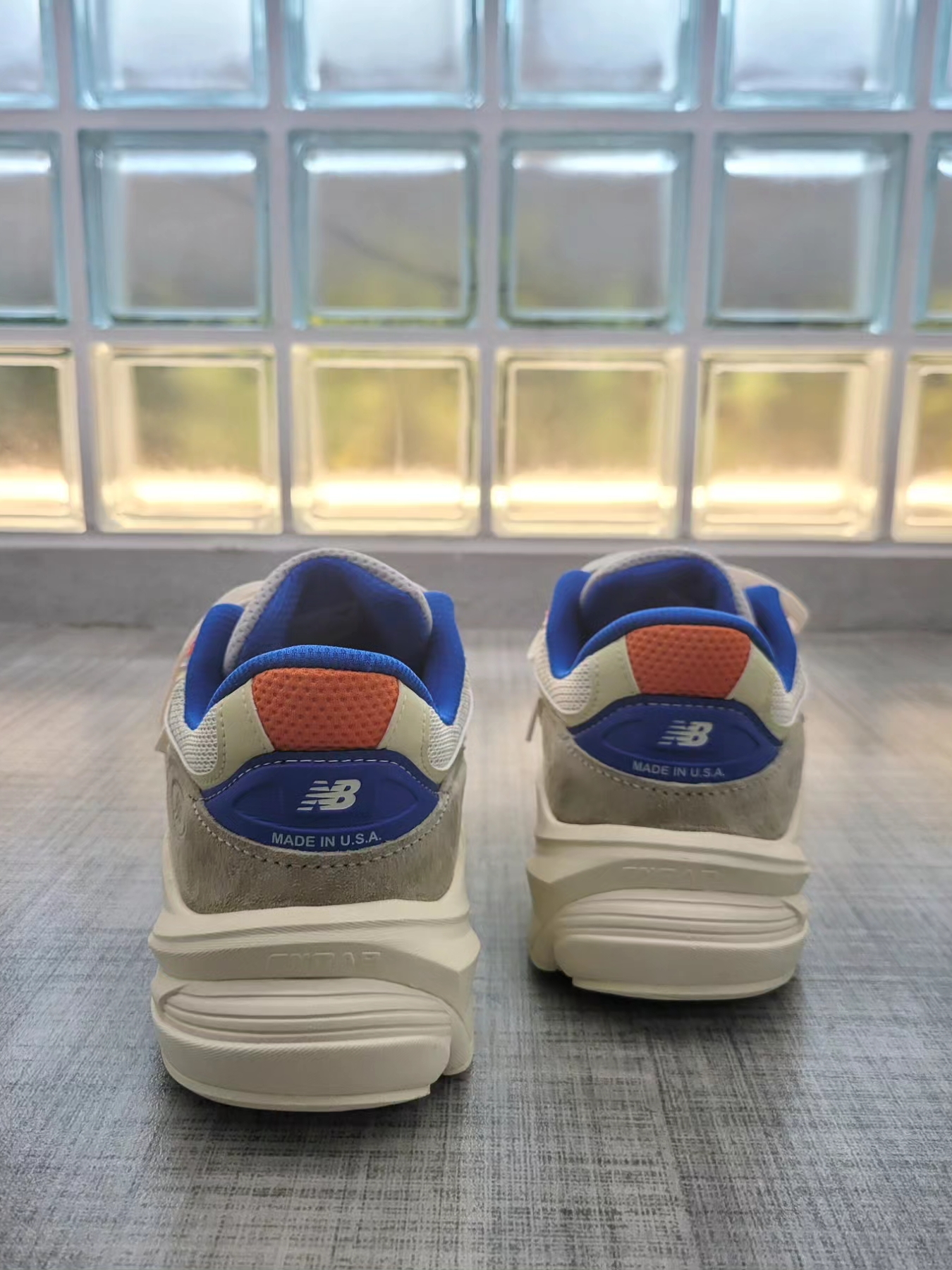 New Balance x Kith x Madison Square Garden 990v6 Made in USA Angora Royal Blue 착용 스타일 - 3