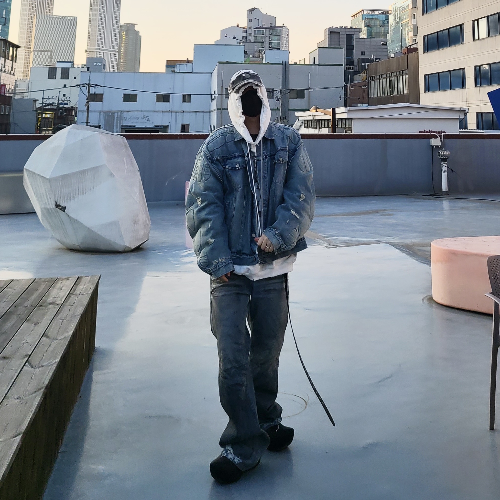 Yeezy Gap Engineered By Balenciaga Padded Denim Jacket Blue, Project G/R Flare Jeans Blue 착용 스타일 - 1