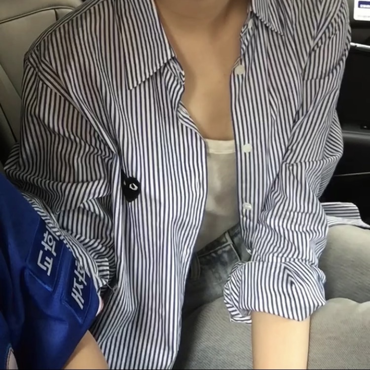 Play Comme des Garcons Striped Black Heart Shirt Blue 착용 스타일 - 2