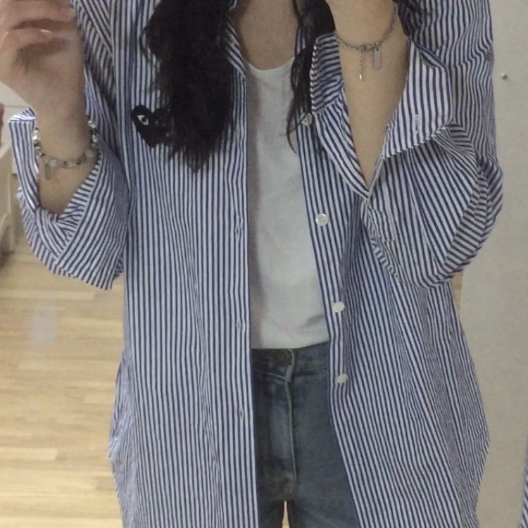 Play Comme des Garcons Striped Black Heart Shirt Blue 착용 스타일 - 1