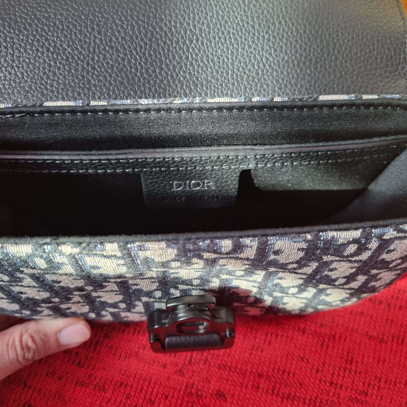 Dior Saddle Pouch with Strap Grained Calfskin Beige & Black Dior Oblique Jacquard Black 착용 스타일 - 2