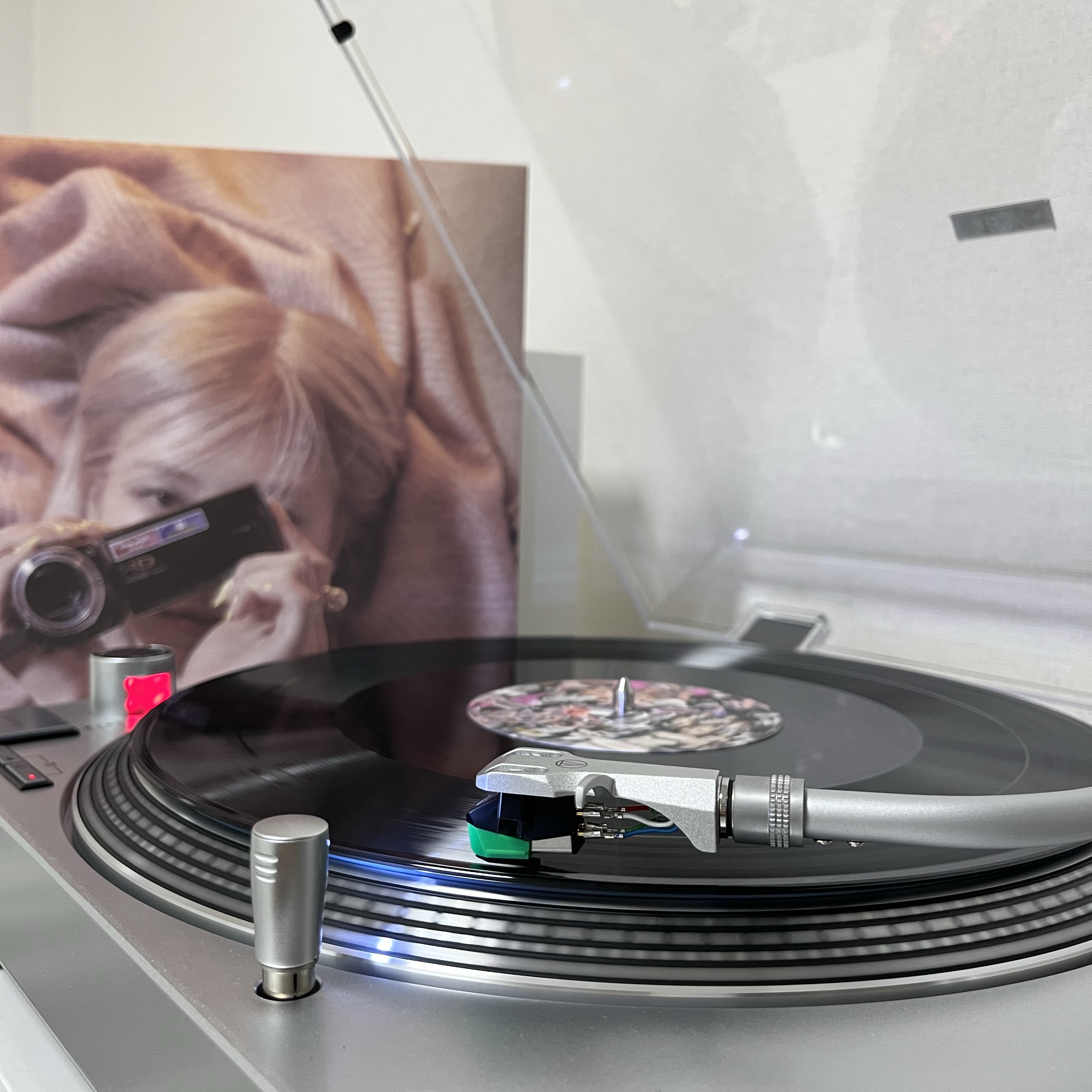 Rose First Single Vinyl LP R Limited Edition, Audio-Technica AT-LP120XUSB Direct Drive USB Turntable Silver (Korean Ver.) 착용 스타일 - 1