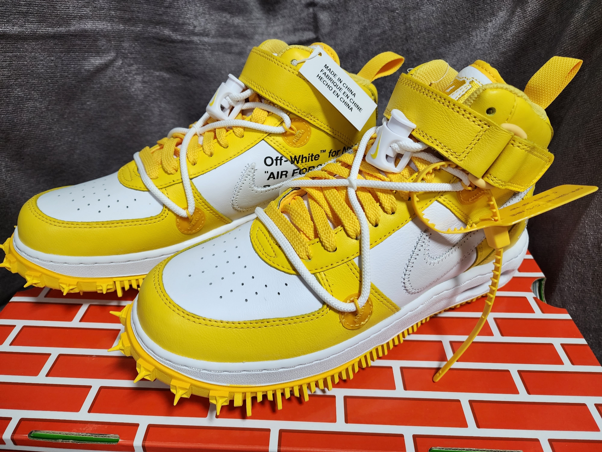 Nike x Off-White Air Force 1 Mid SP Leather Varsity Maize 착용 스타일 - 3