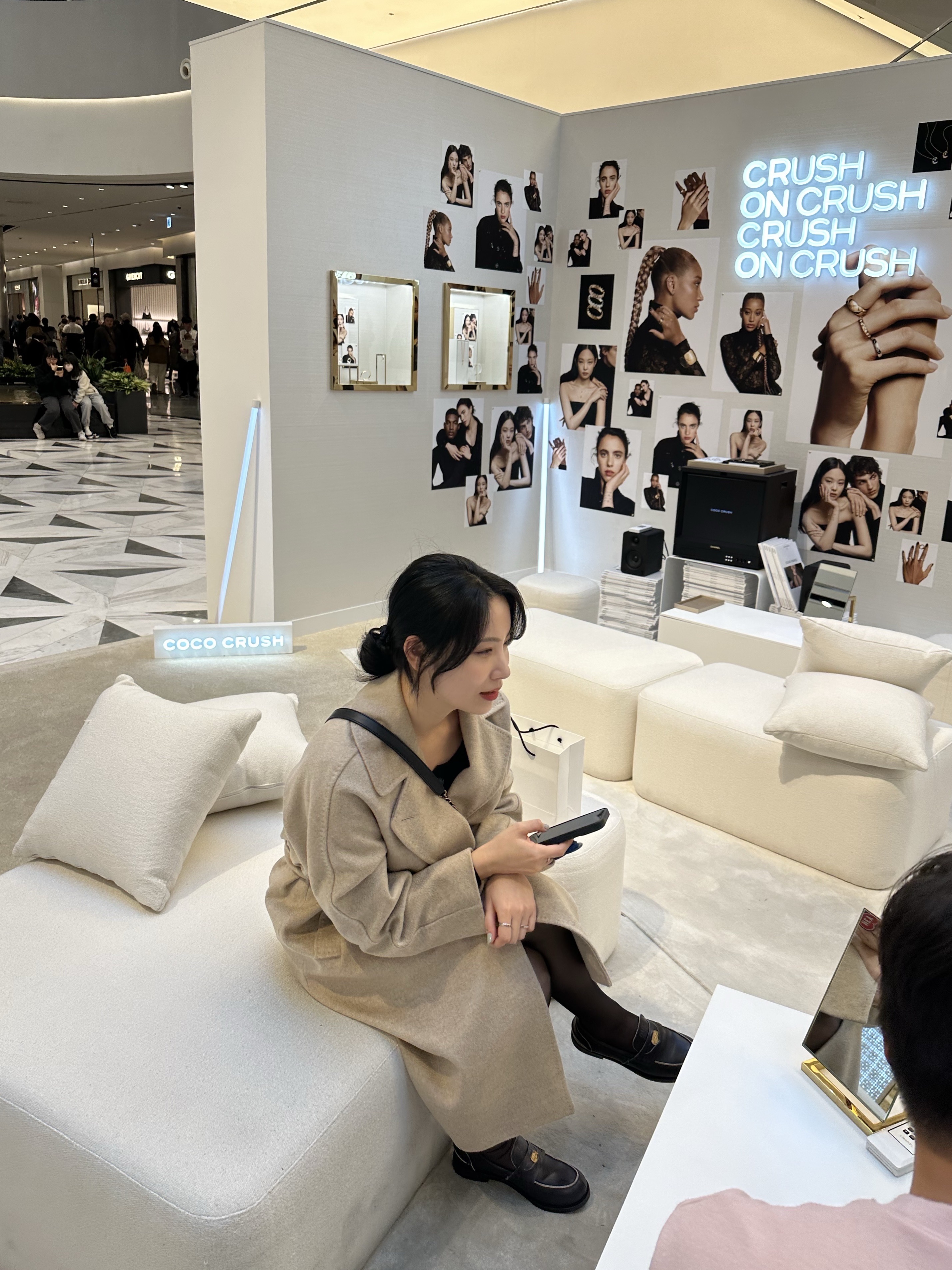 (W) Weekend Max Mara Resina Wool Coat Camel, Chanel Coco Crush Ring Quilted Motif Mini & 18K White Gold 착용 스타일 - 2