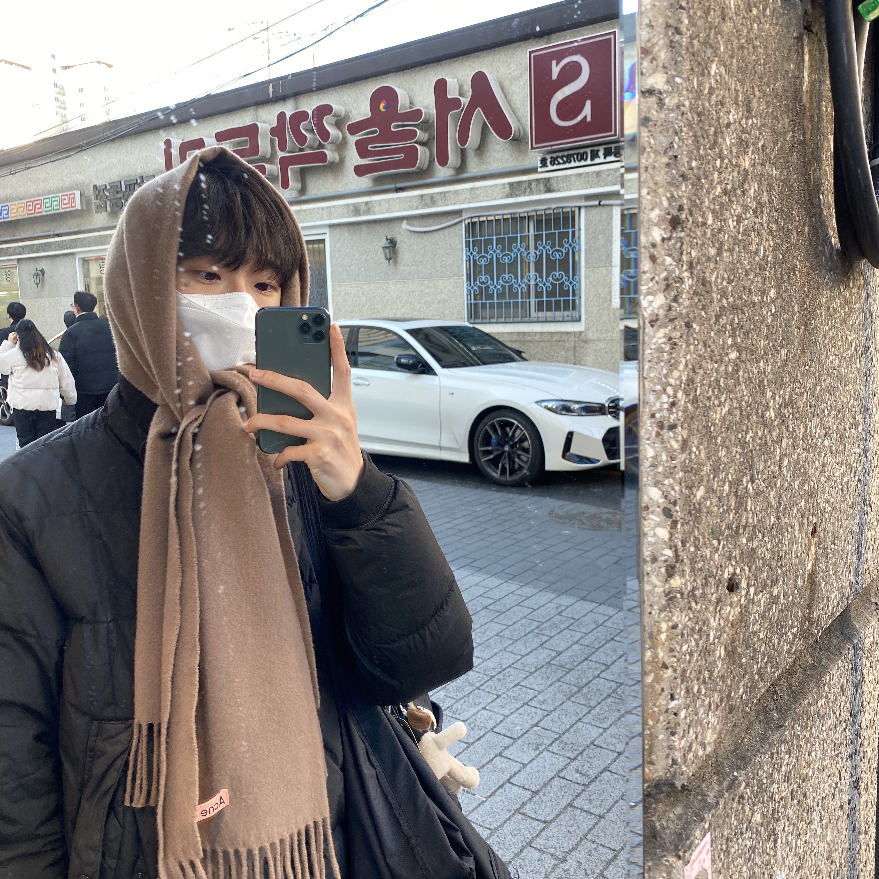 Acne Studios Narrow Wool Fringe Muffler Caramel Brown, (W) UGG Classic Mini II Boots Chestnut 착용 스타일 - 1