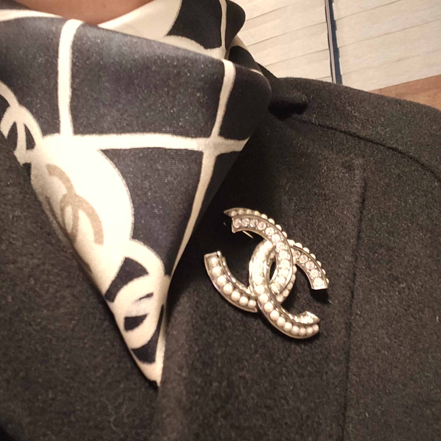 (W) Chanel Square Scarf Silk Twill & Black 착용 스타일