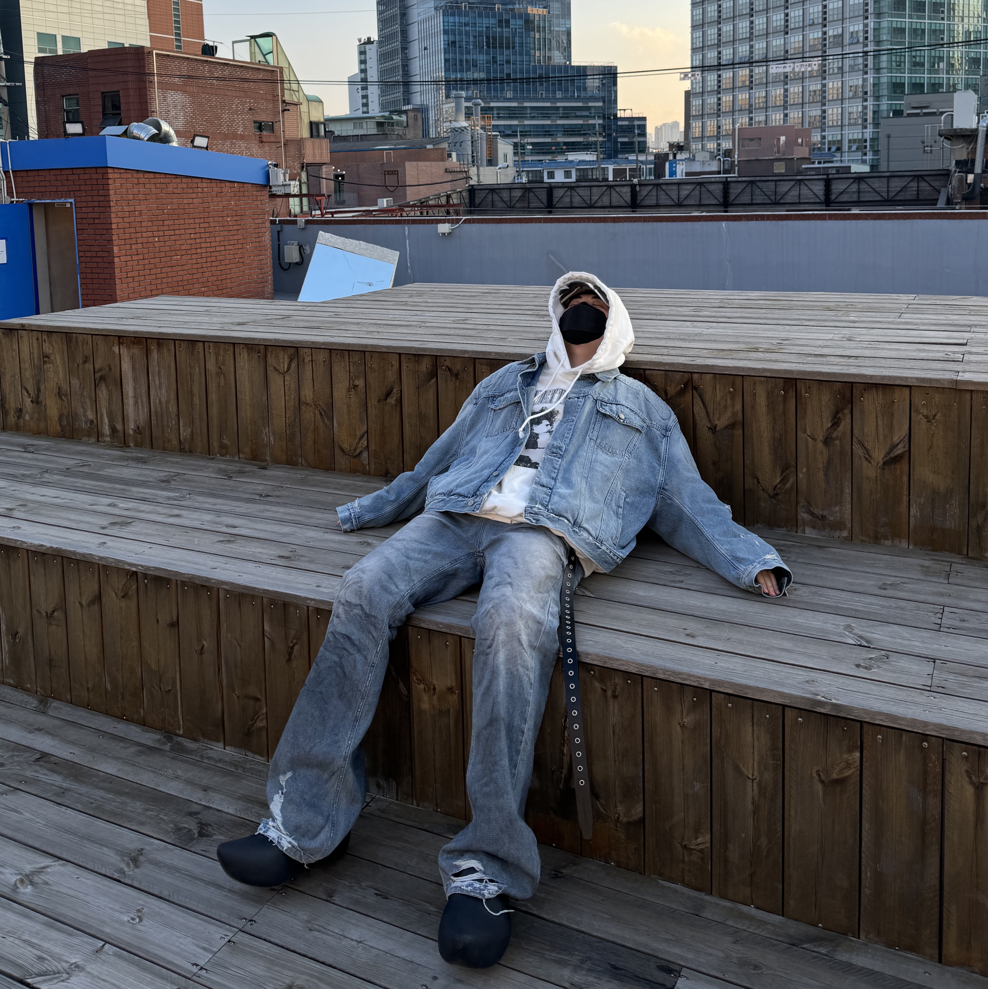 Yeezy Gap Engineered By Balenciaga Padded Denim Jacket Blue, Project G/R Flare Jeans Blue 착용 스타일 - 2