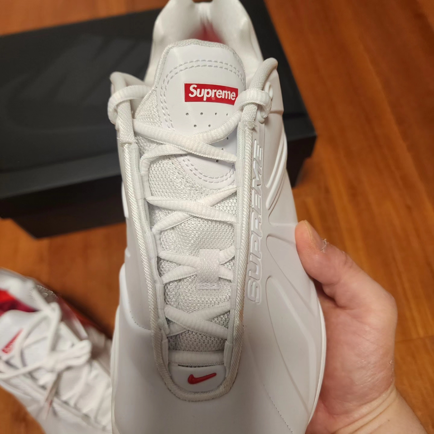 Nike x Supreme Air Zoom Courtposite SP White University Red 착용 스타일 - 4