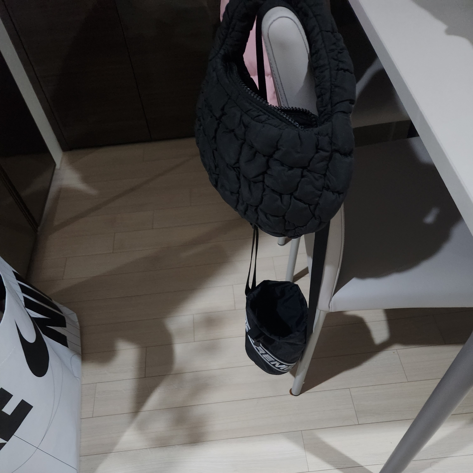 COS Quilted Micro Bag Black, Supreme Small Cinch Pouch Black - 23FW 착용 스타일
