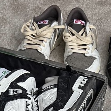 Jordan 1 x Travis Scott Retro Low OG SP Sail and Ridgerock 착용 스타일