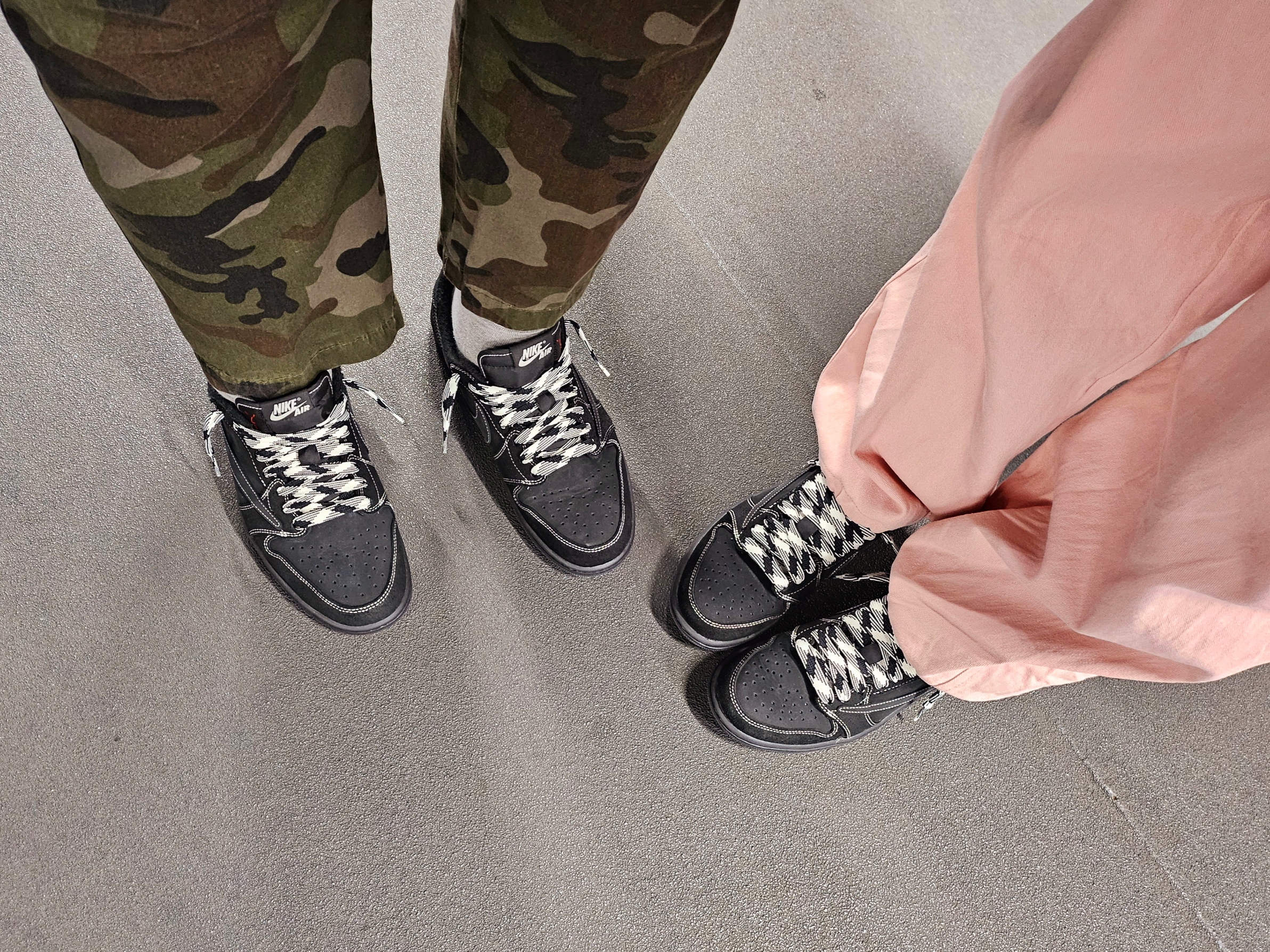 Jordan 1 x Travis Scott Retro Low OG SP Black Phantom 착용 스타일 - 2