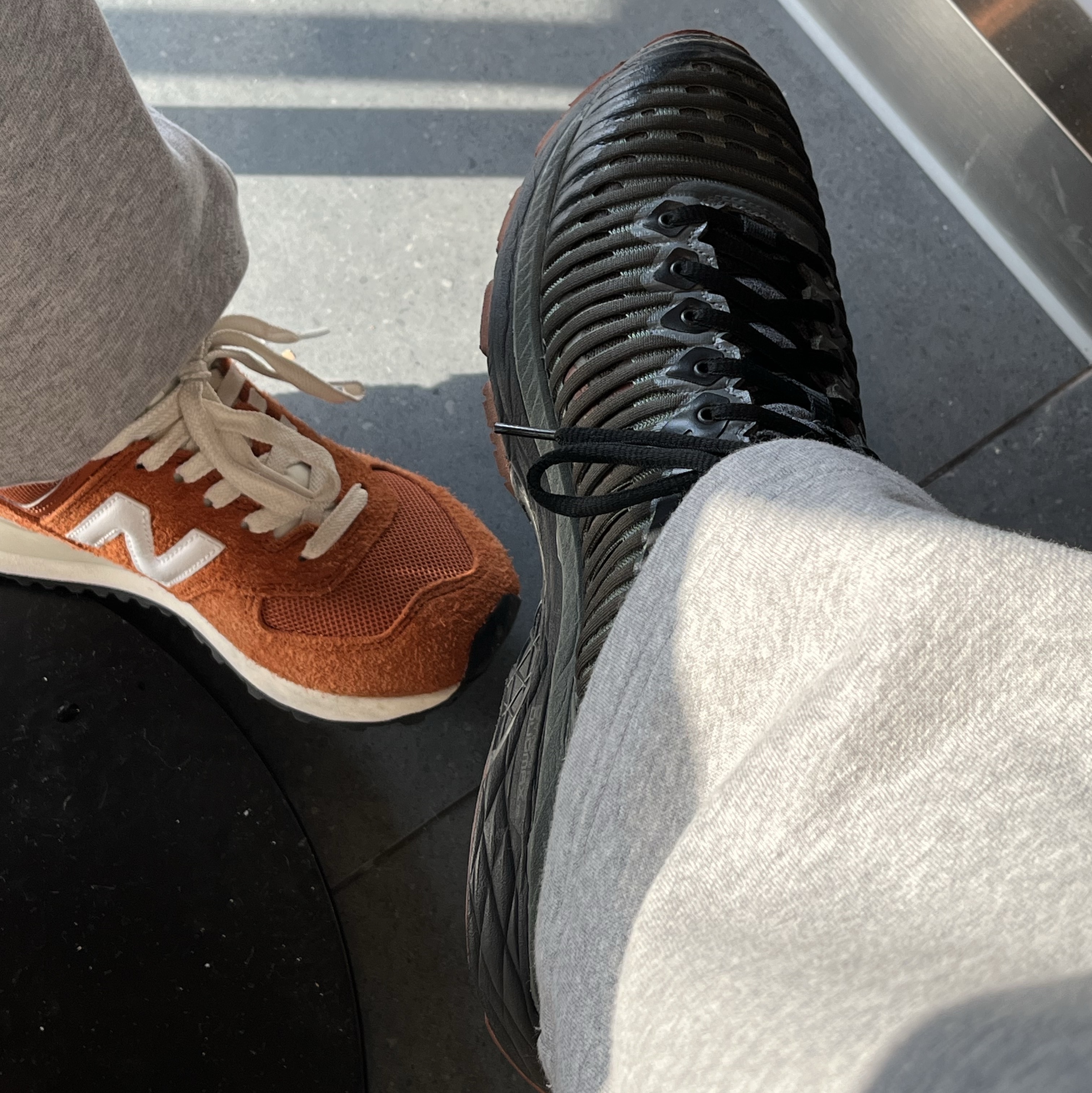 Asics x Kiko Kostadinov Gel-Delva 1 Forest Green, New Balance 574 Heritage Orange Burst White 착용 스타일
