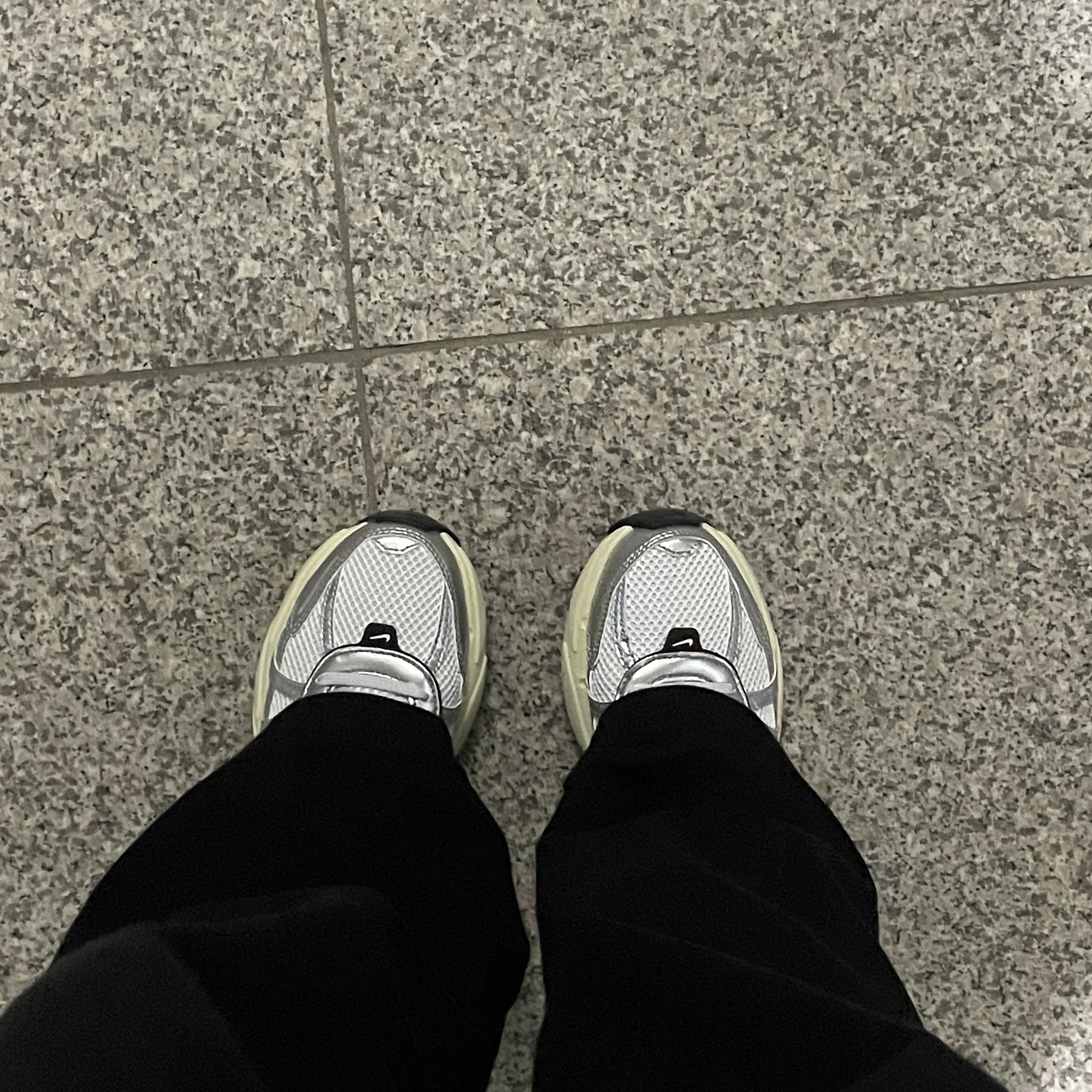 Nike V2K Run Summit White Metallic Silver 착용 스타일