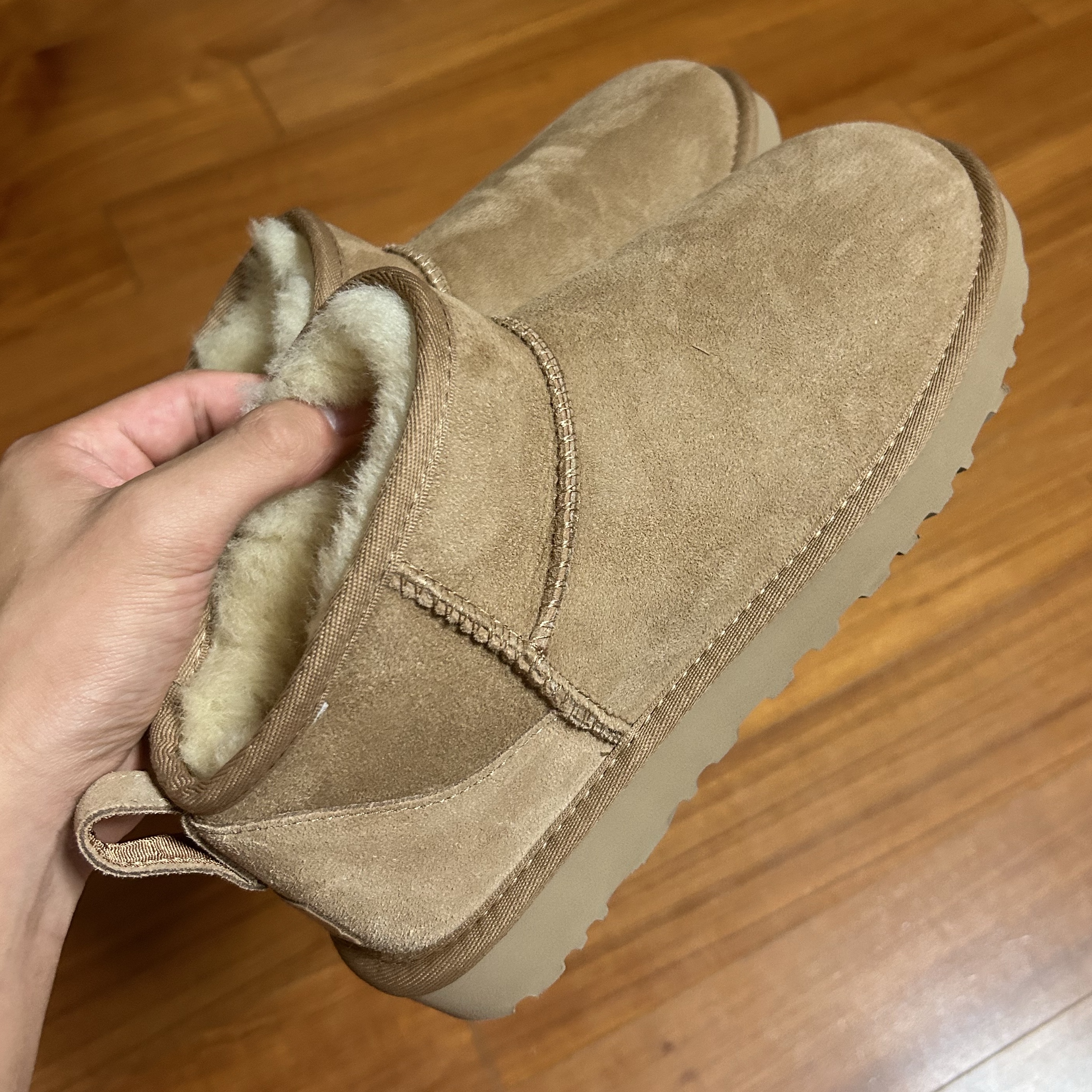 (W) UGG Classic Ultra Mini Boots Chestnut 착용 스타일 - 2