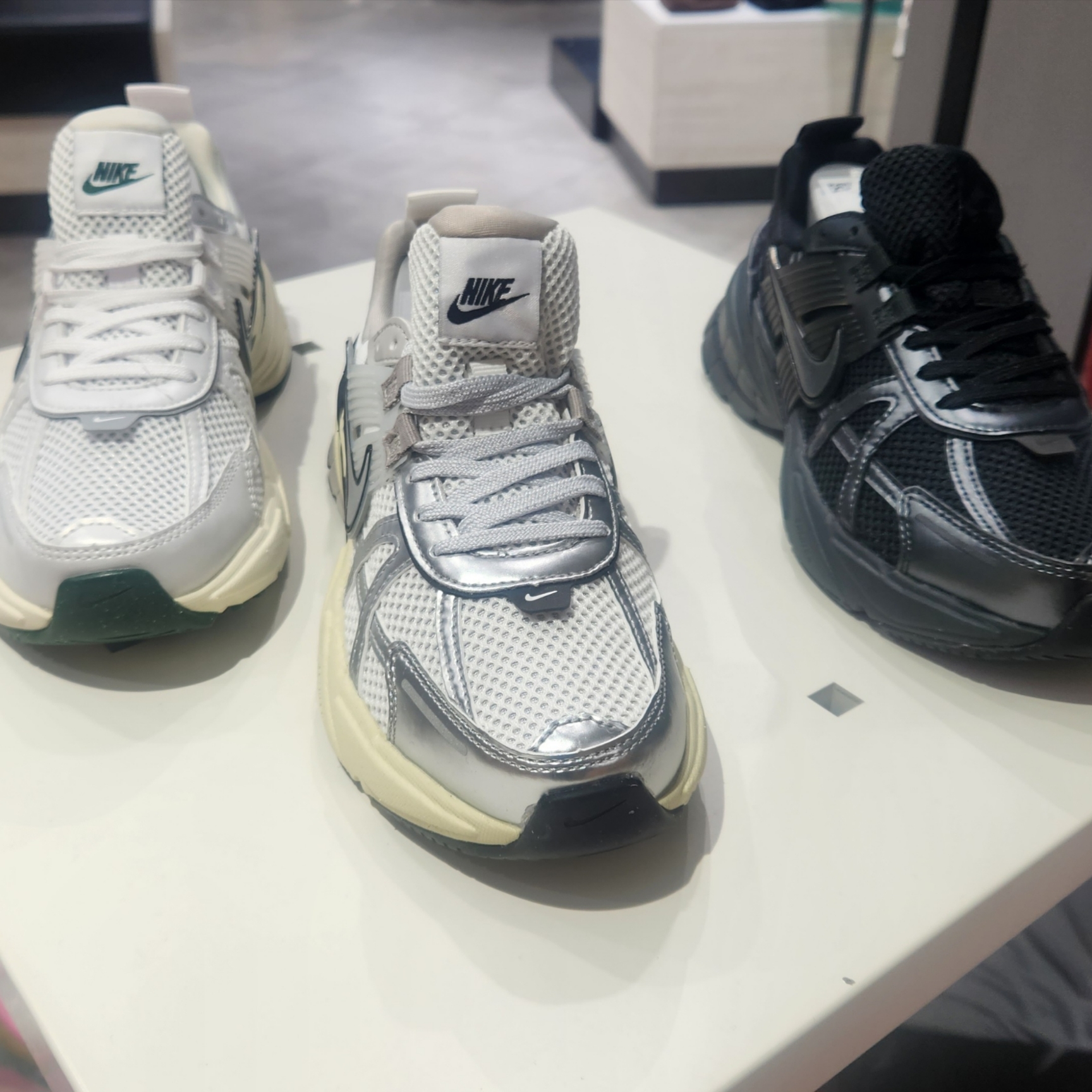 Nike V2K Run Summit White Metallic Silver, Nike V2K Run Black Anthracite 착용 스타일