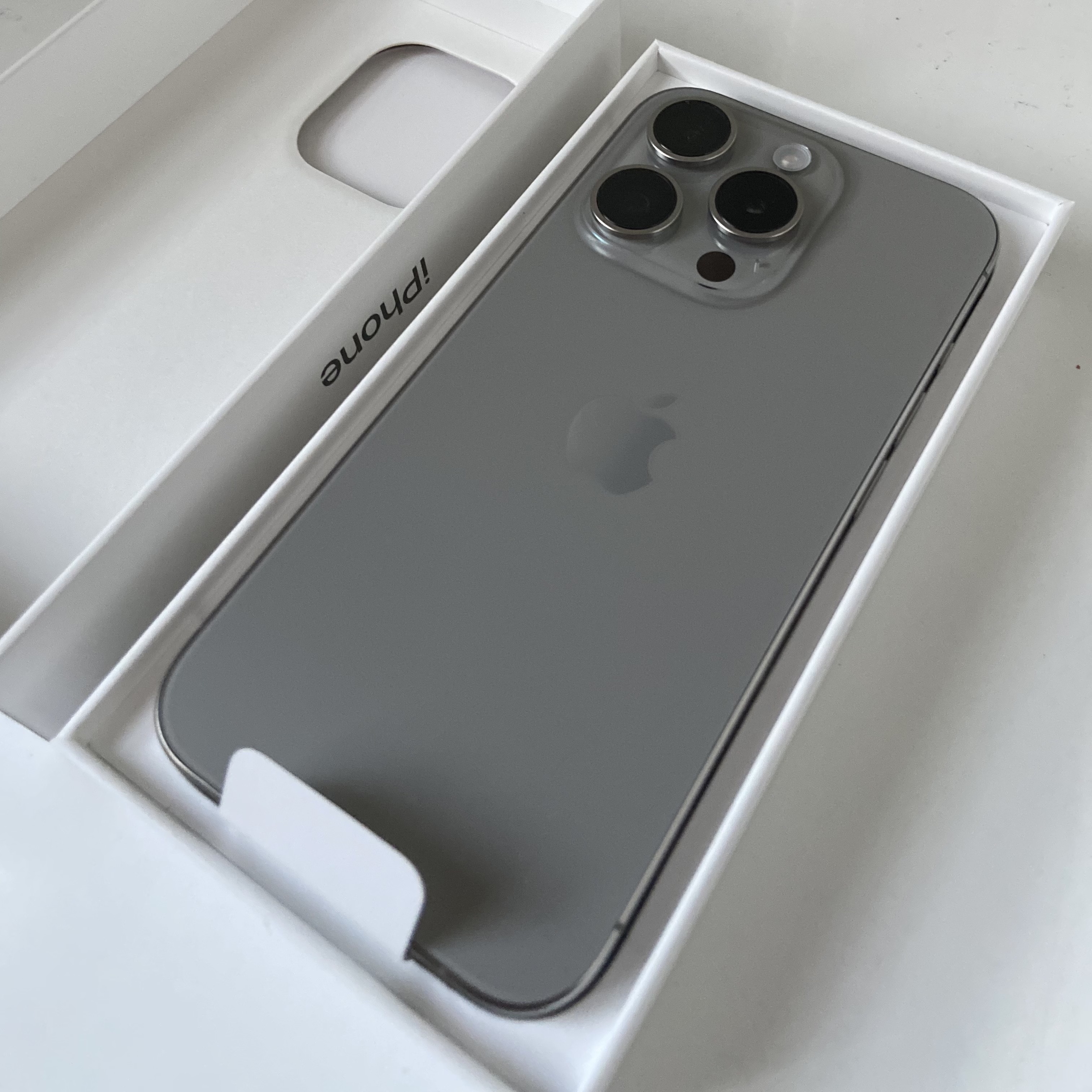 Apple iPhone 15 Pro 128GB Natural Titanium (Korean Ver.) 착용 스타일