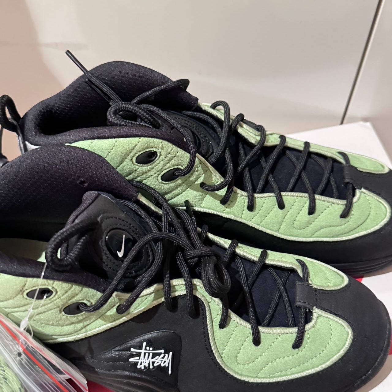 Nike x Stussy Air Penny II Vivid Green and Black 착용 스타일 - 1