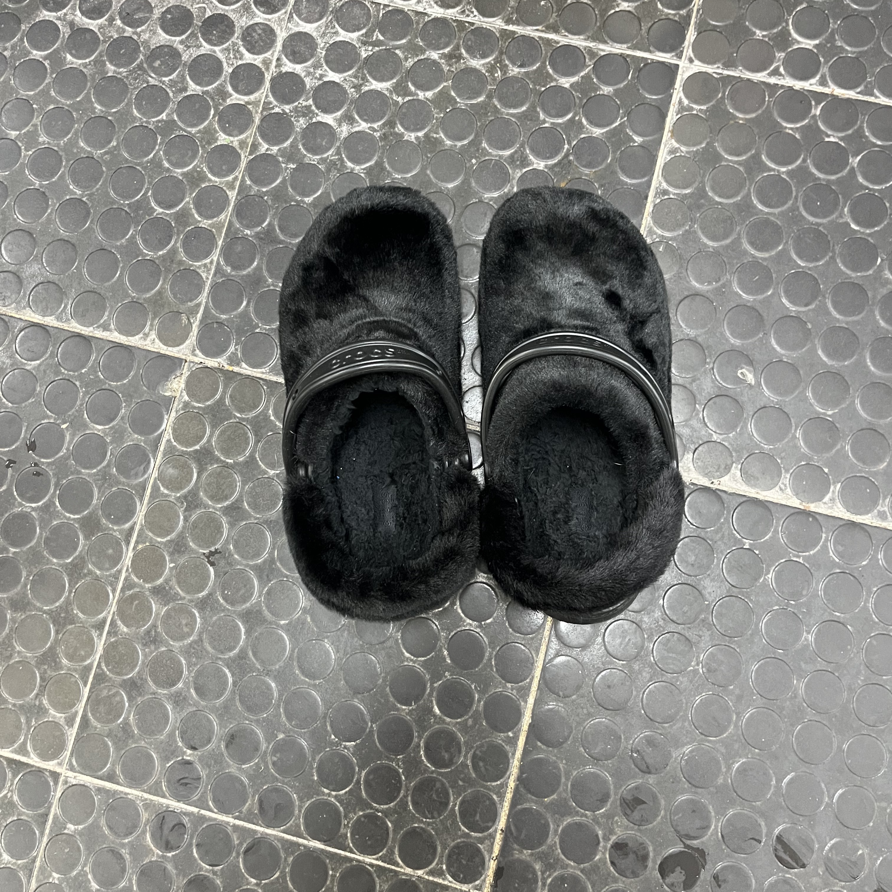 Crocs Classic Fur Sure Clog Black 착용 스타일