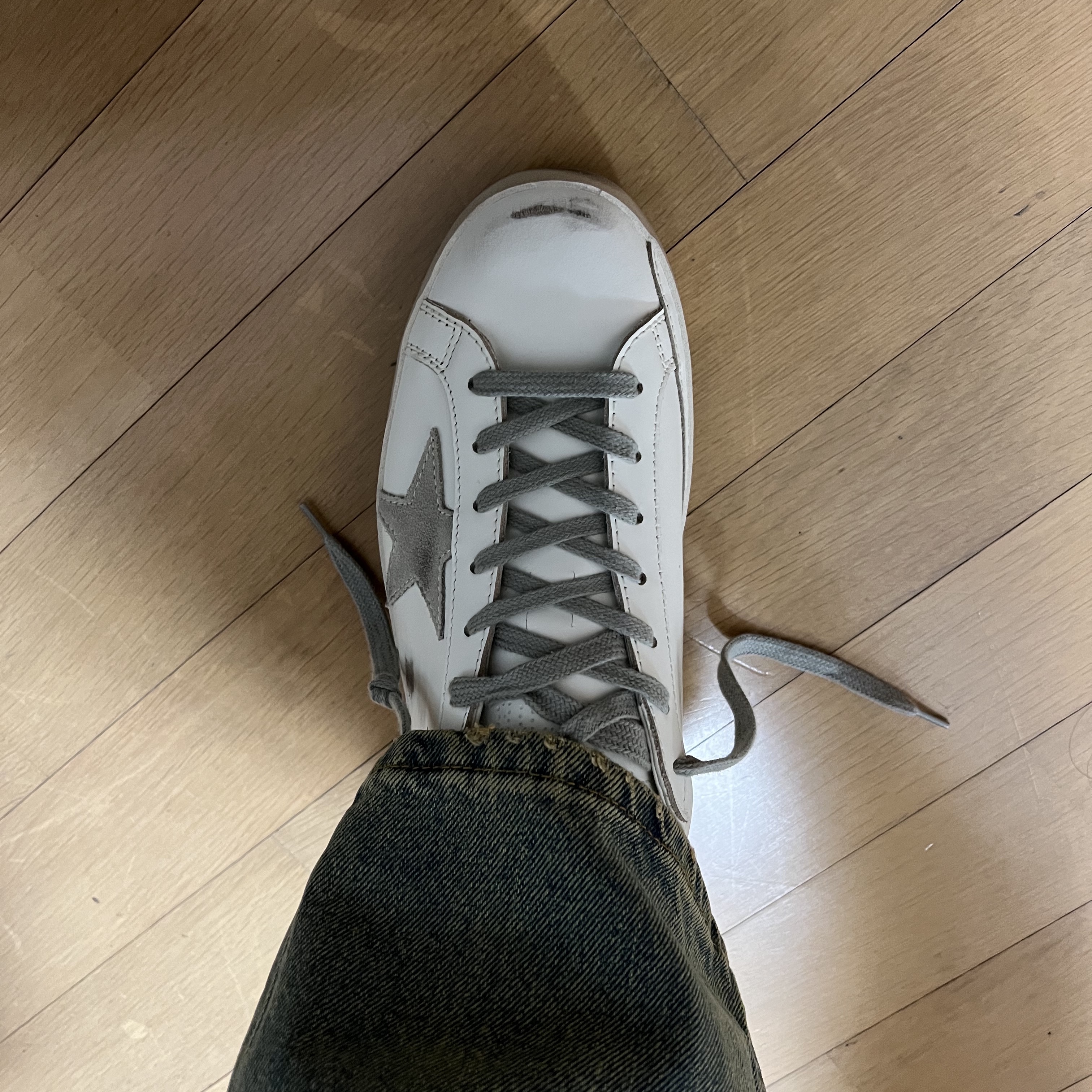 Golden Goose Superstar White Silver Heel Tab Sneakers 착용 스타일