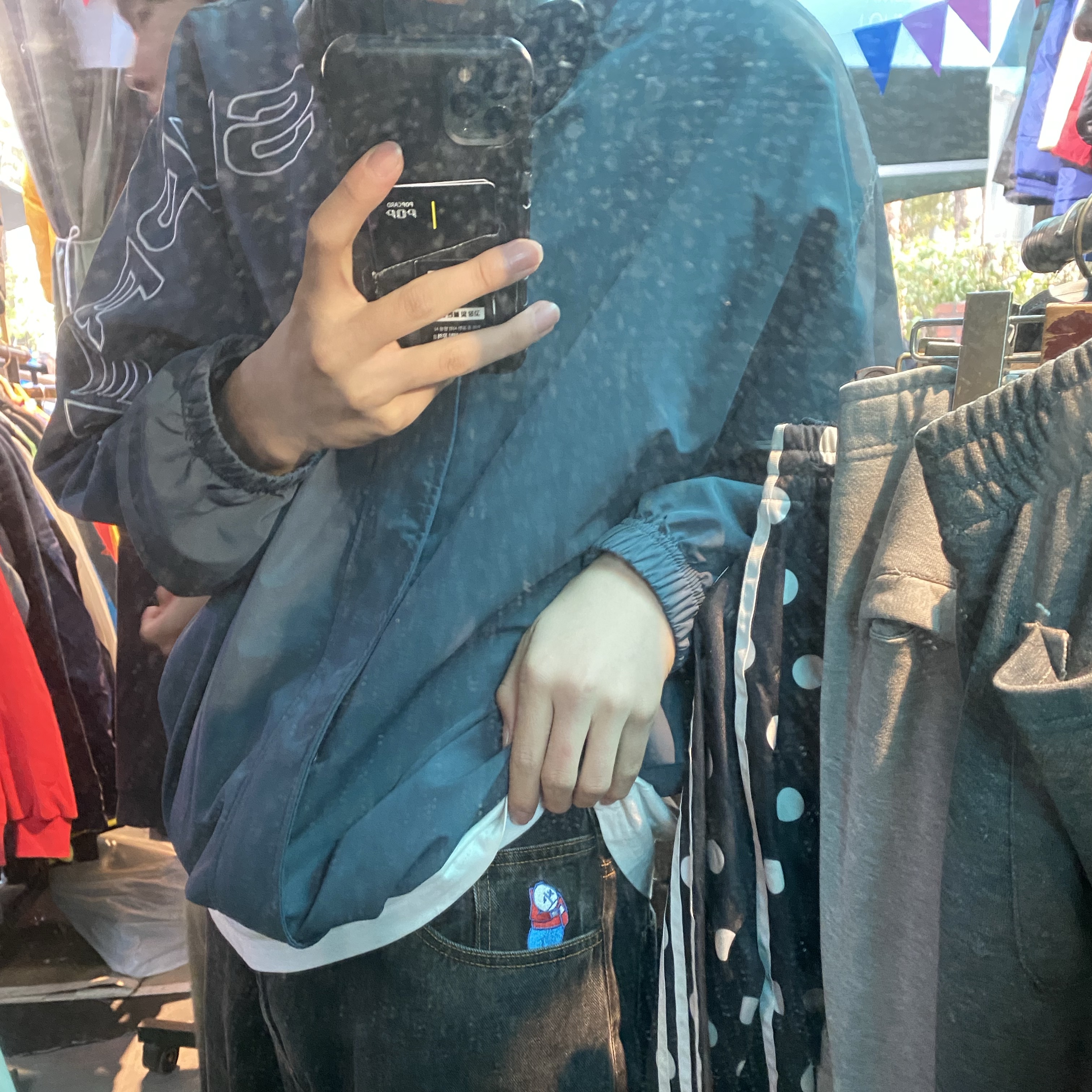 Supreme Spellout Embroidered Track Jacket Dark Blue - 23FW, Adidas Yeezy Foam RNNR Onyx 착용 스타일 - 1