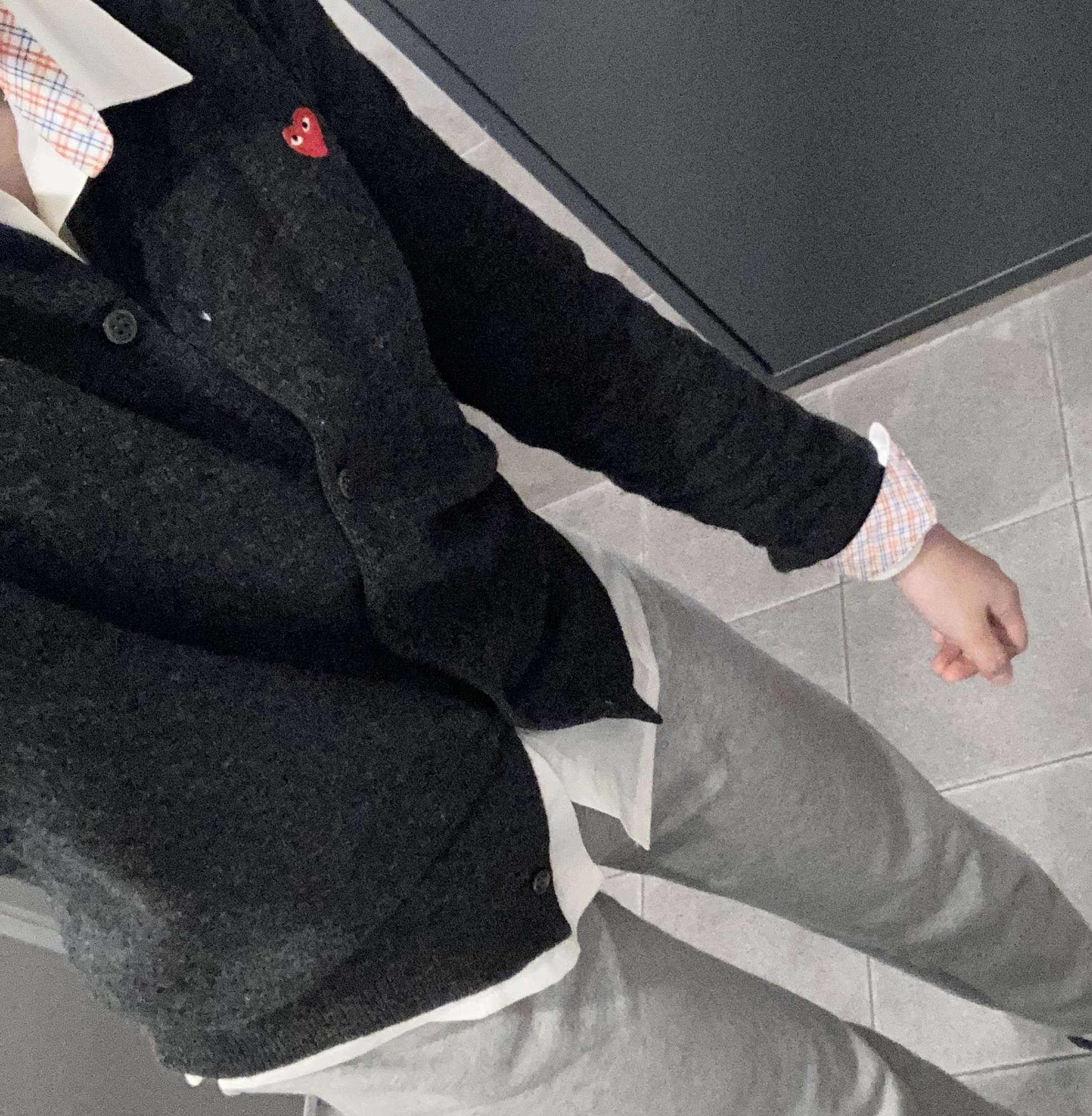 Play Comme des Garcons Mini Red Heart Knit Cardigan Grey 착용 스타일 - 2