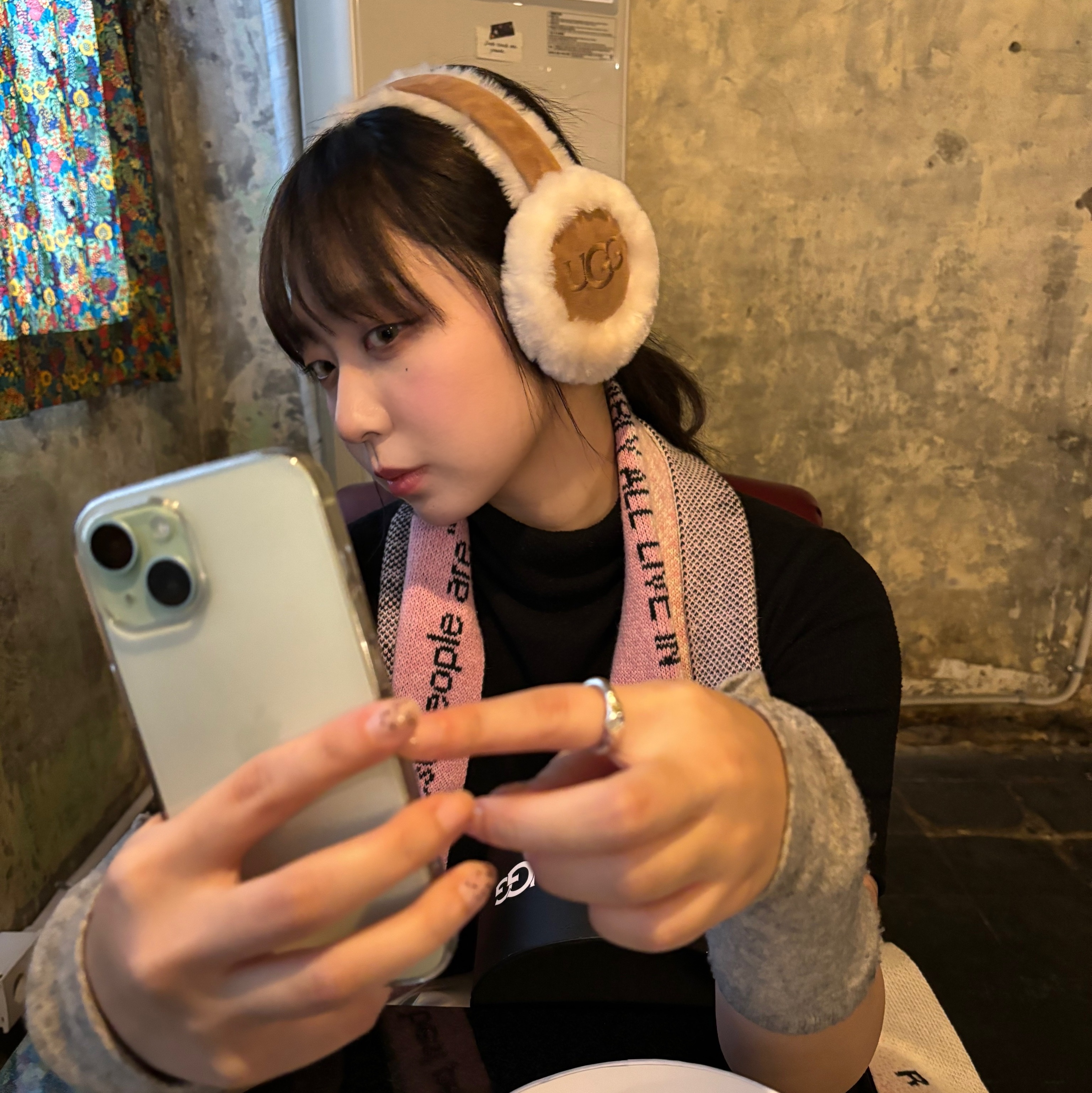 (W) UGG Embroidered Logo Earmuff Chestnut 착용 스타일