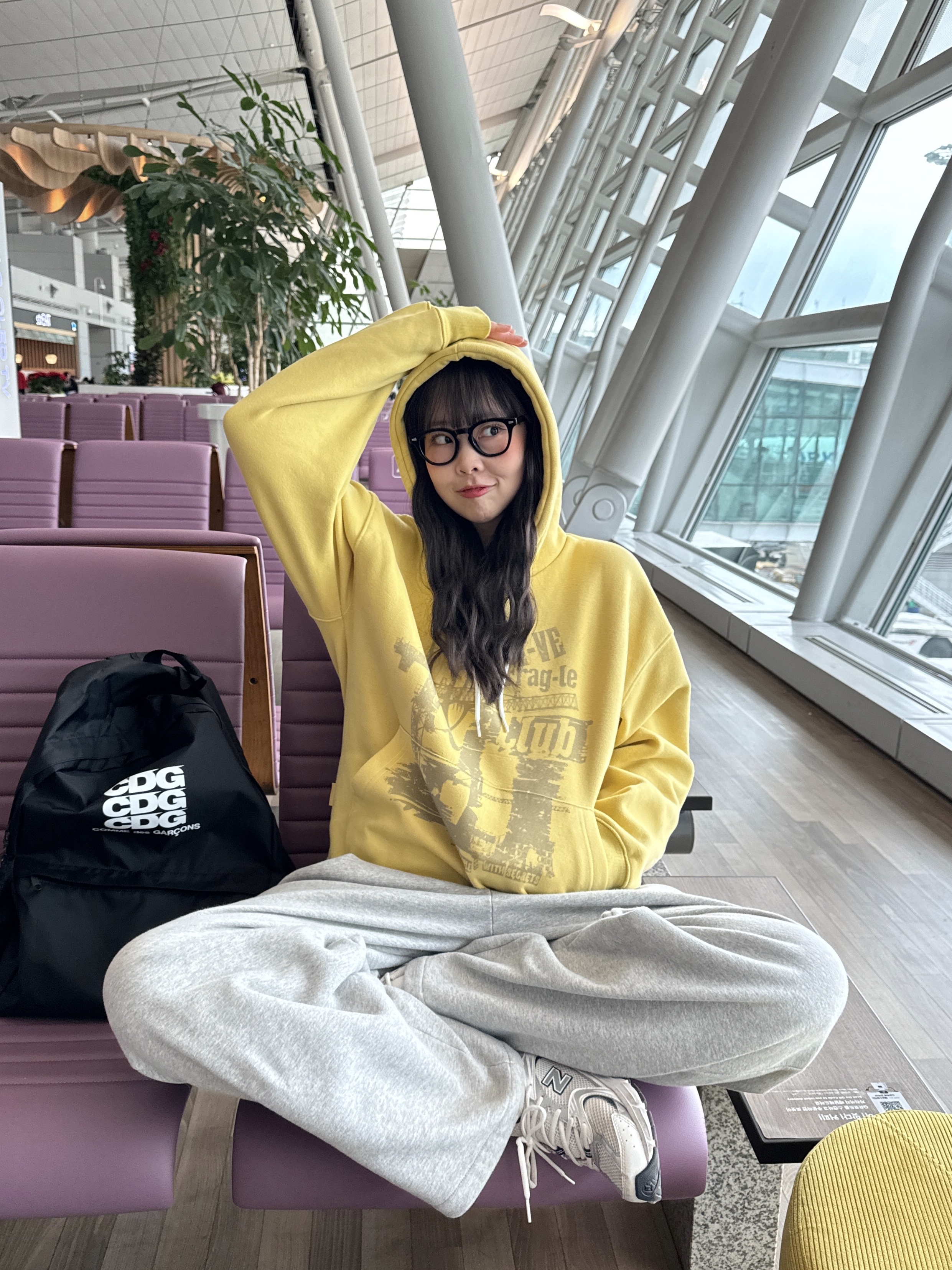 CDG Backpack Black, New Balance 530 White Silver 착용 스타일 - 2