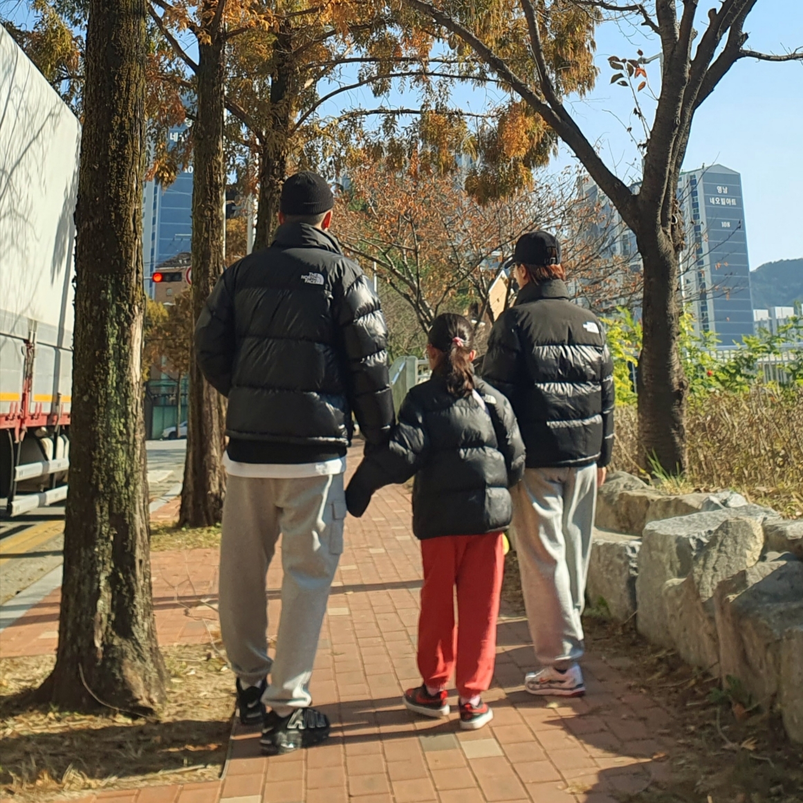 The North Face Nuptse Hybrid Down Ball Jacket Black, (Kids) The North Face 1996 Eco Nuptse Down Jacket Black 착용 스타일 - 2