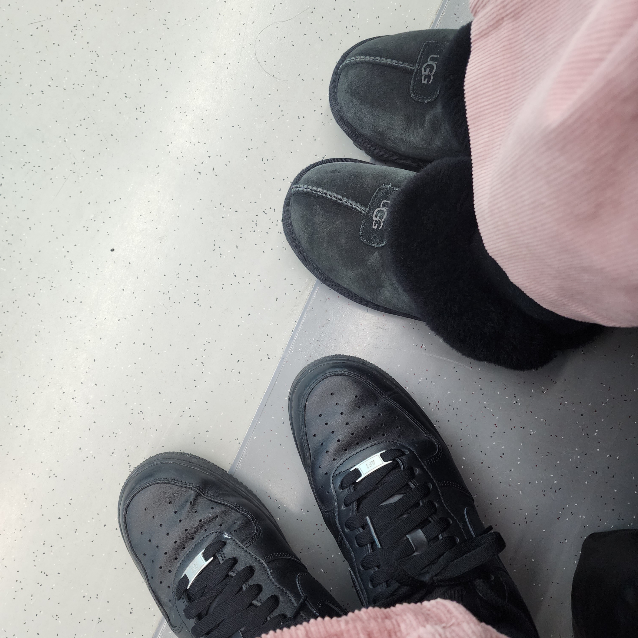 Nike Air Force 1 '07 Low Triple Black, (W) UGG Coquette Slipper Black 착용 스타일