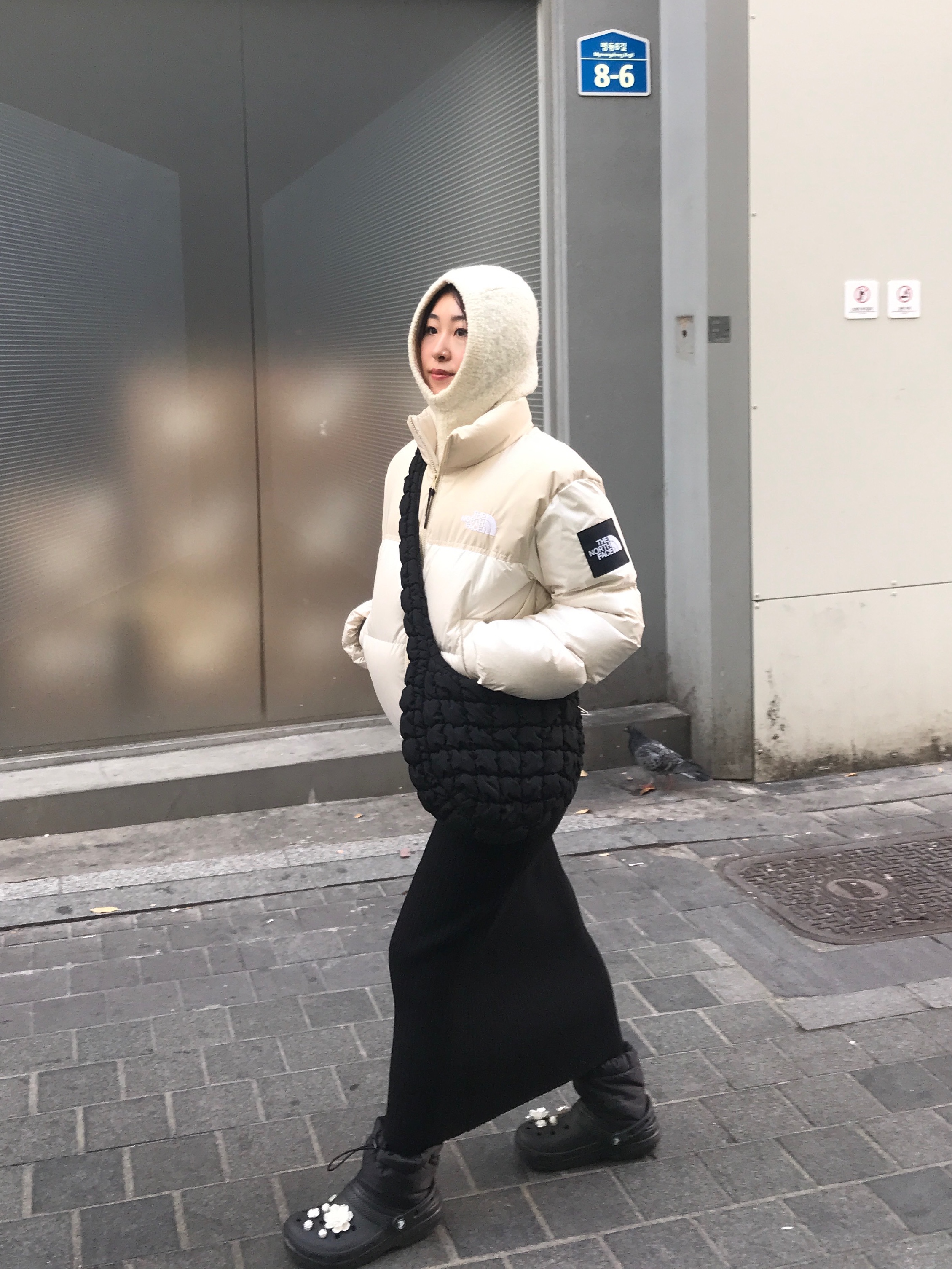 (W) The North Face White Label Novelty Nuptse Down Jacket Cream, COS Quilted Messenger Bag Black 착용 스타일 - 2