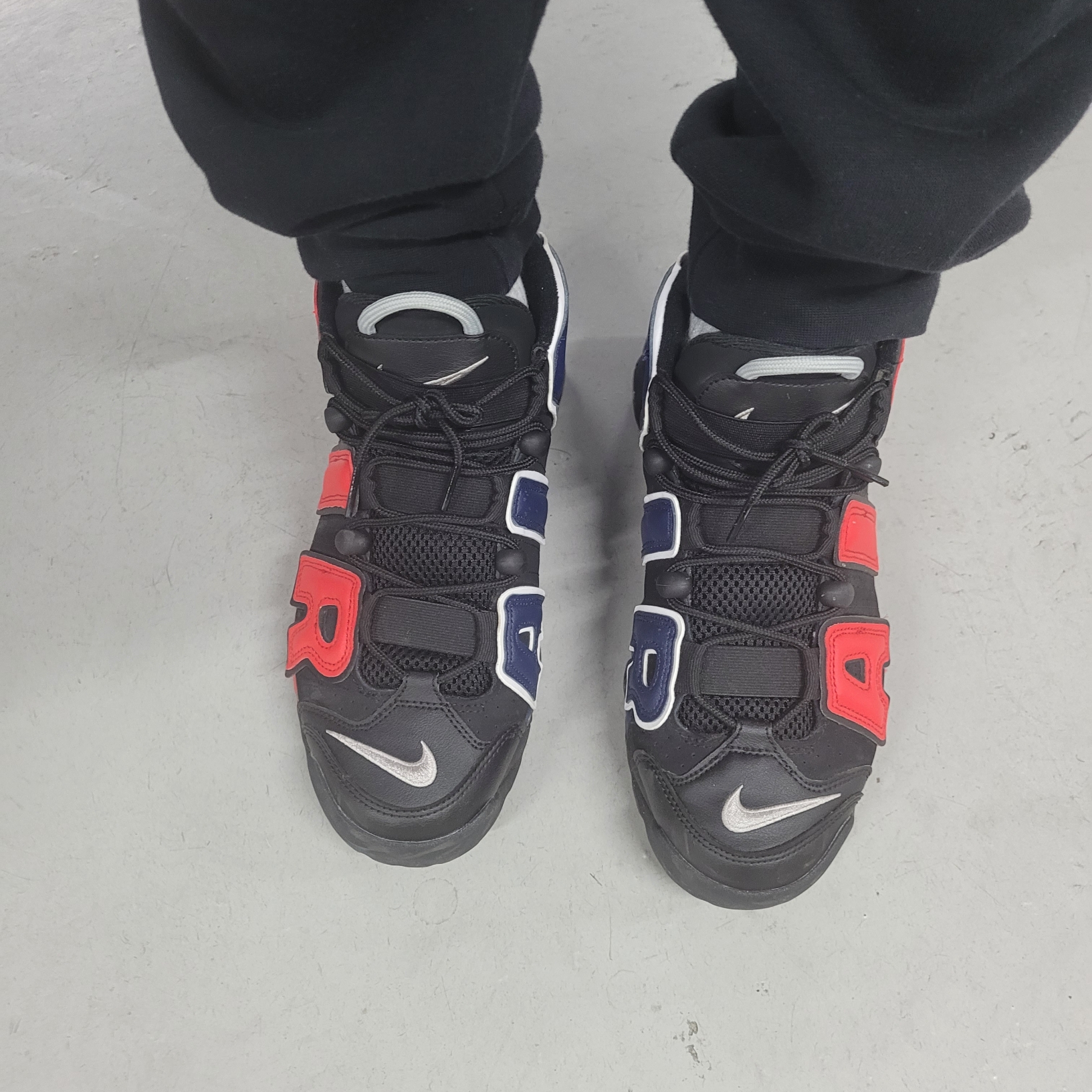 Nike Air More Uptempo 96 Black University Red 착용 스타일 - 3
