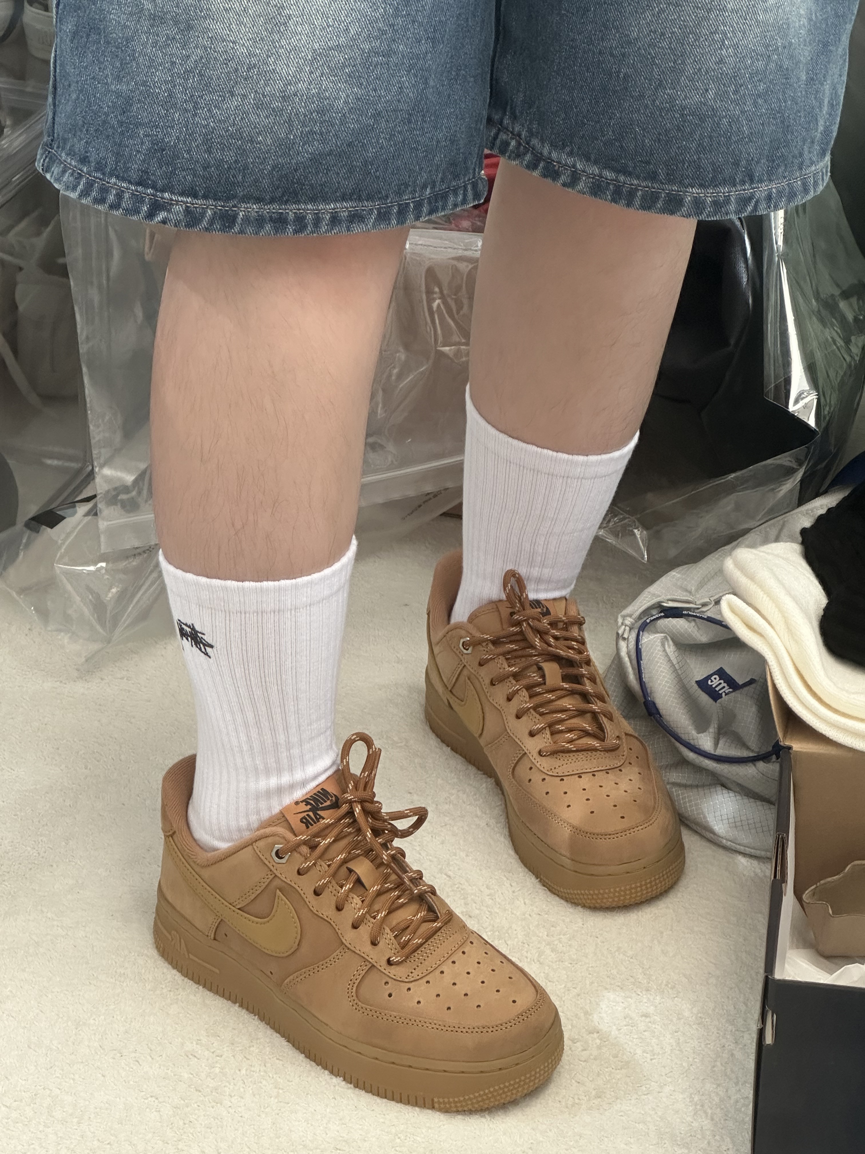 Nike Air Force 1 '07 WB Flax, Stussy Small Stock Crew Socks White (3 Pack) 착용 스타일