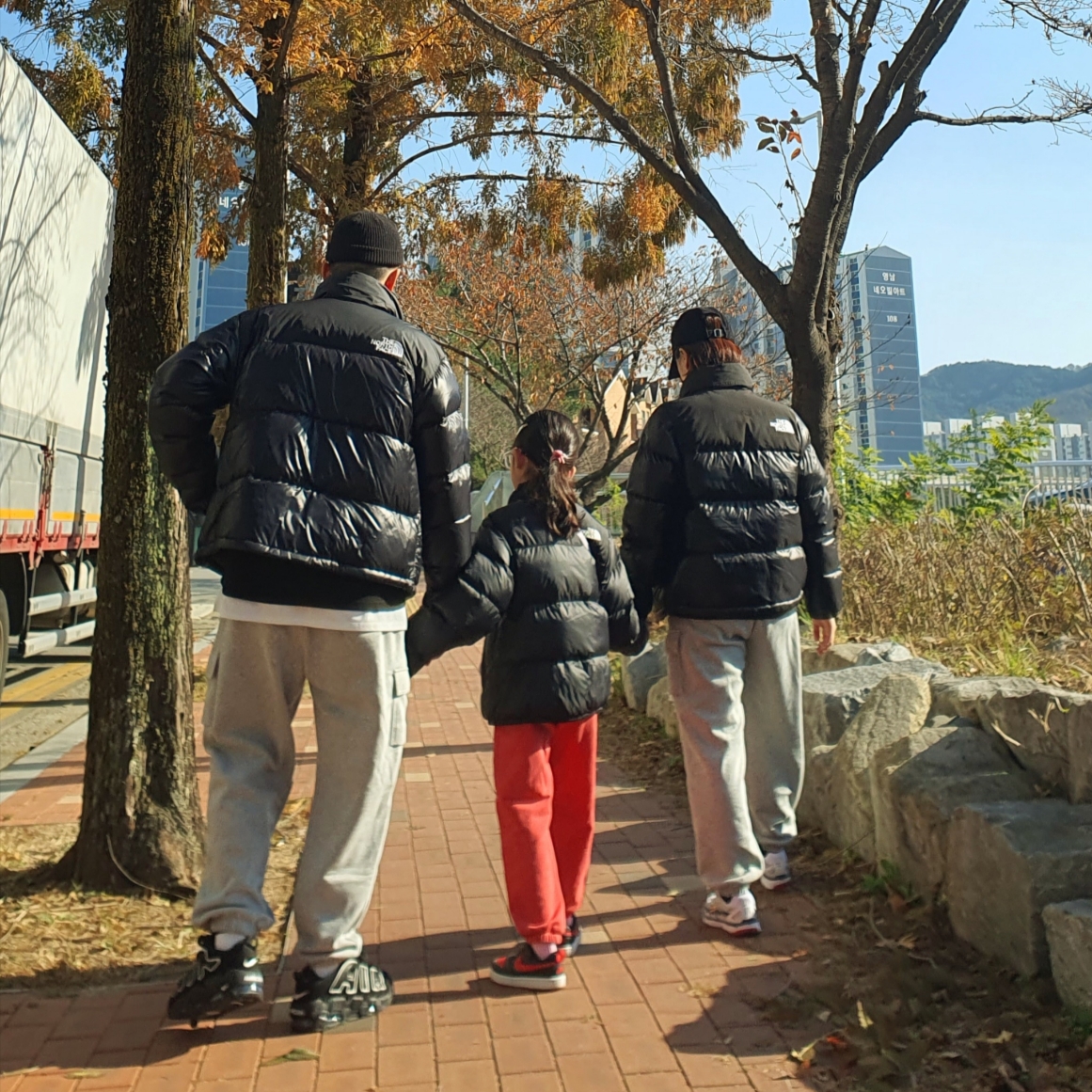 The North Face Nuptse Hybrid Down Ball Jacket Black, (Kids) The North Face 1996 Eco Nuptse Down Jacket Black 착용 스타일 - 1