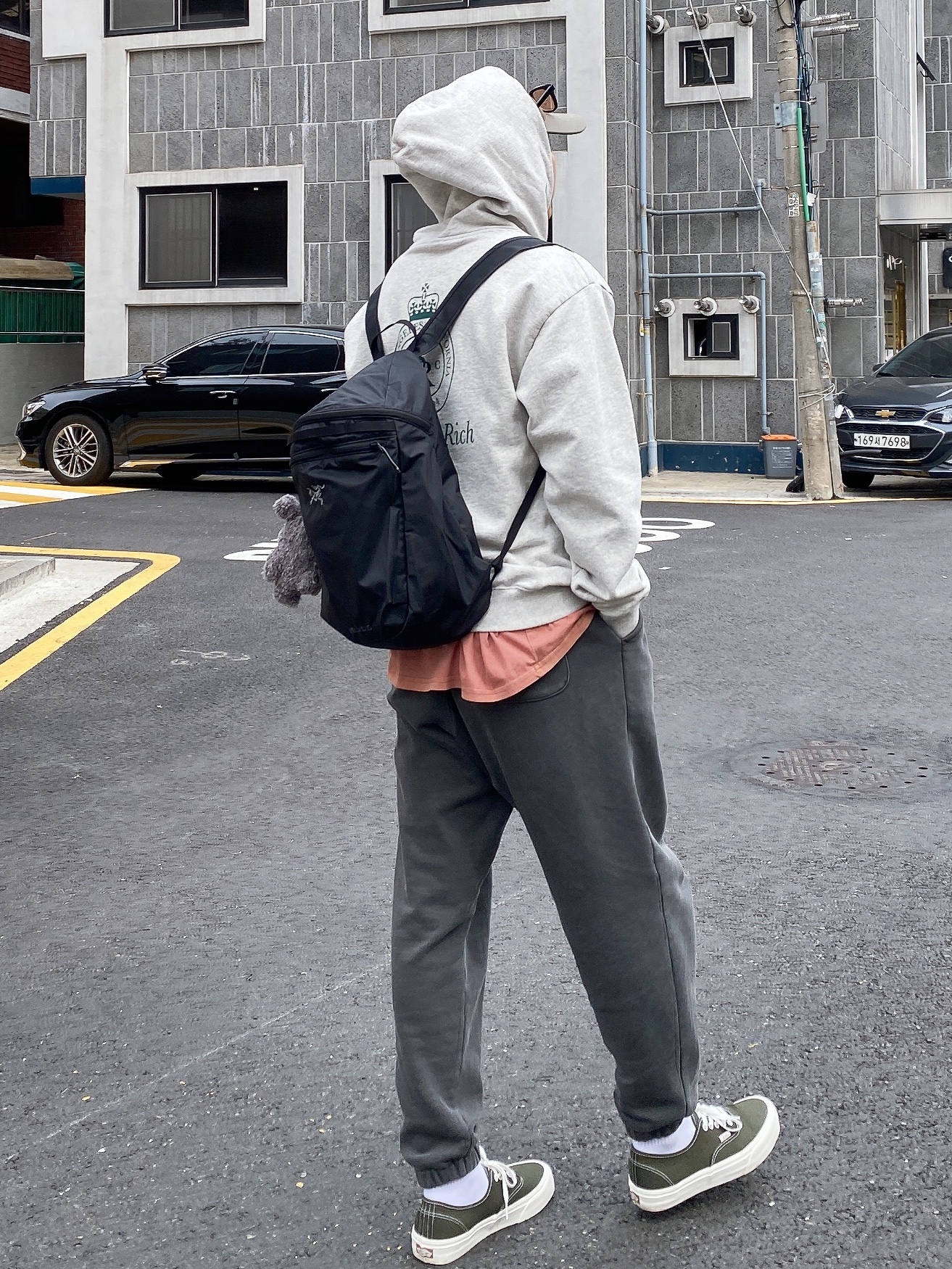 Arc'teryx Heliad 15 Backpack Black, A.P.C. Charlie Baseball Cap Military Khaki 착용 스타일 - 3
