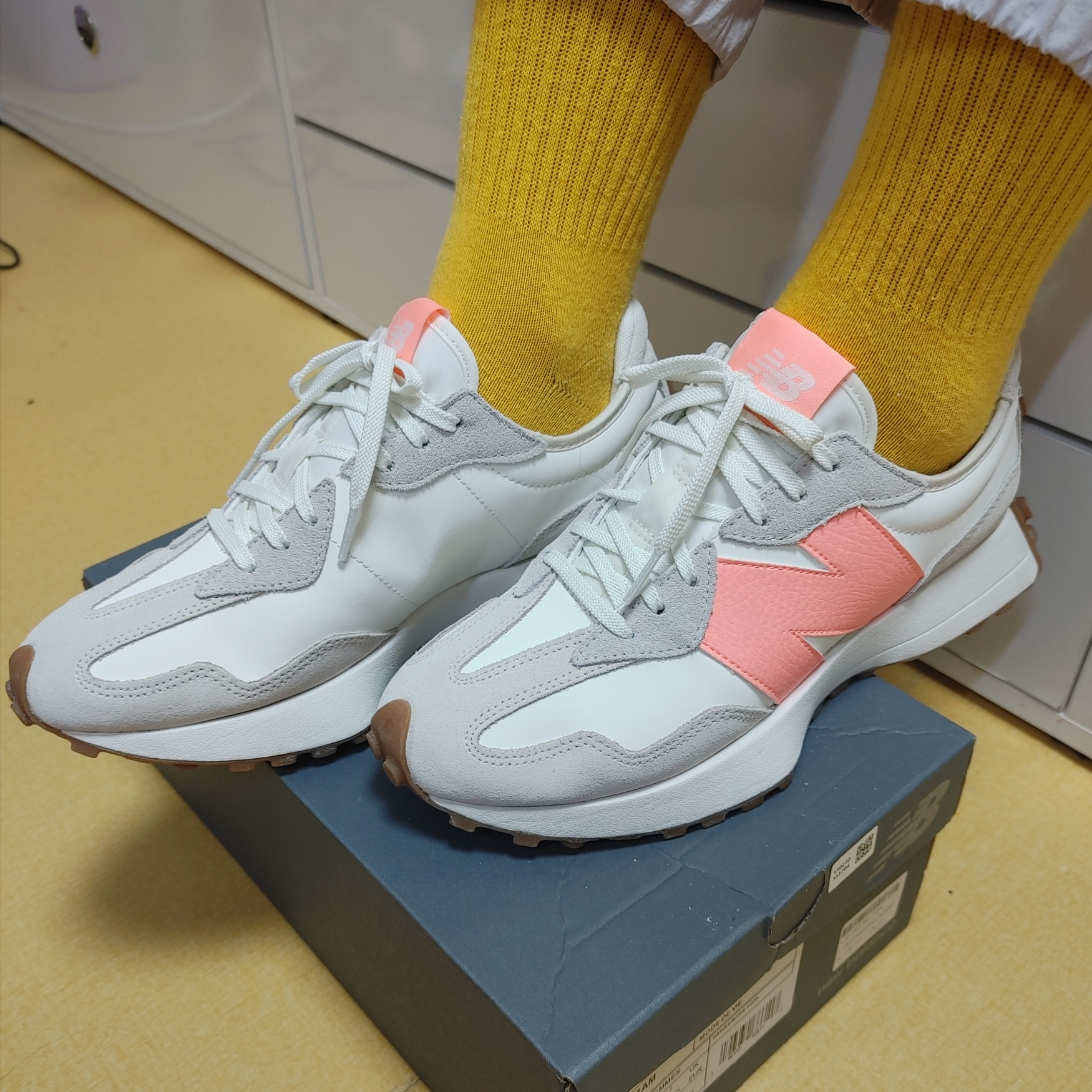 (W) New Balance 327 Pink White 착용 스타일 - 3