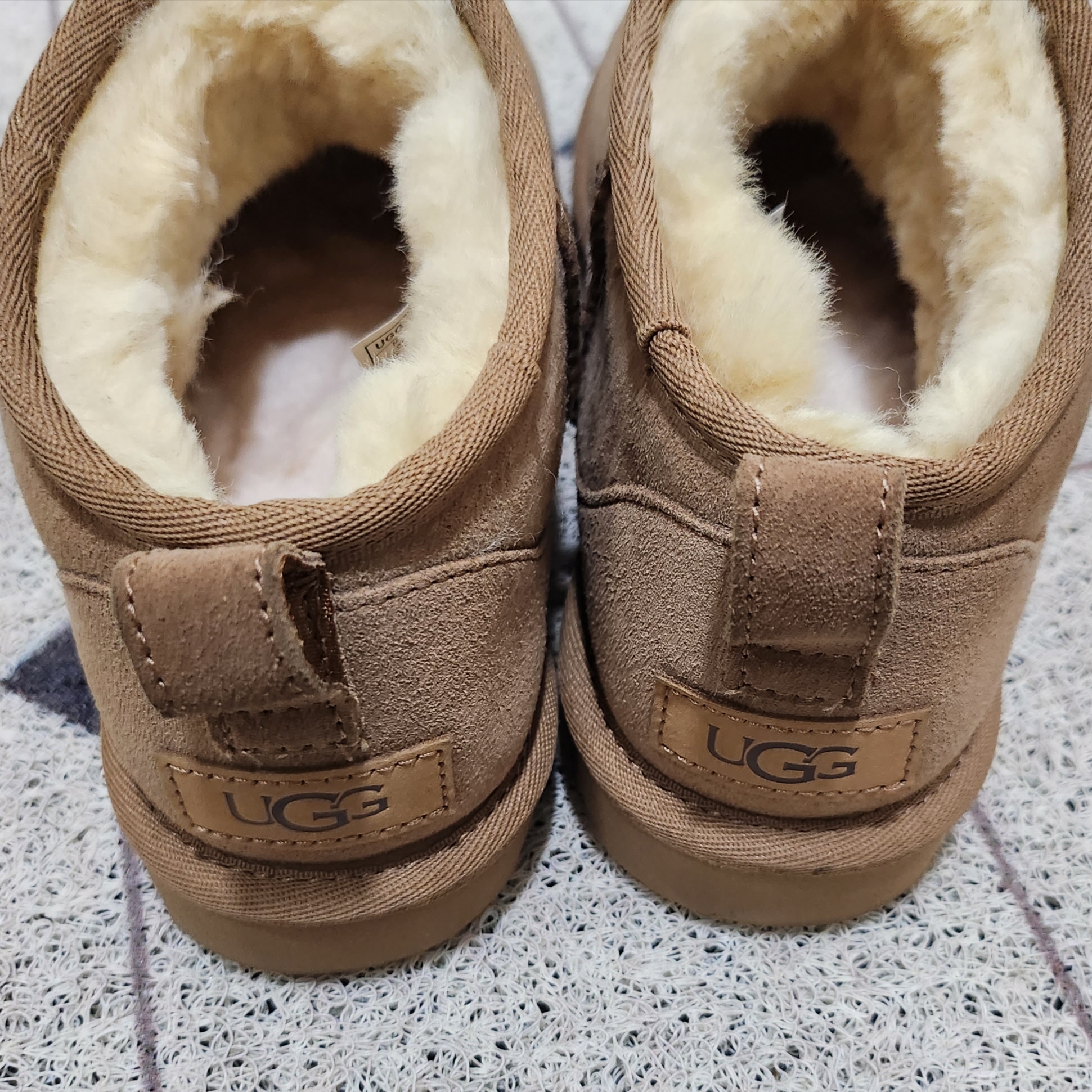 (W) UGG Classic Ultra Mini Boots Chestnut 착용 스타일 - 3