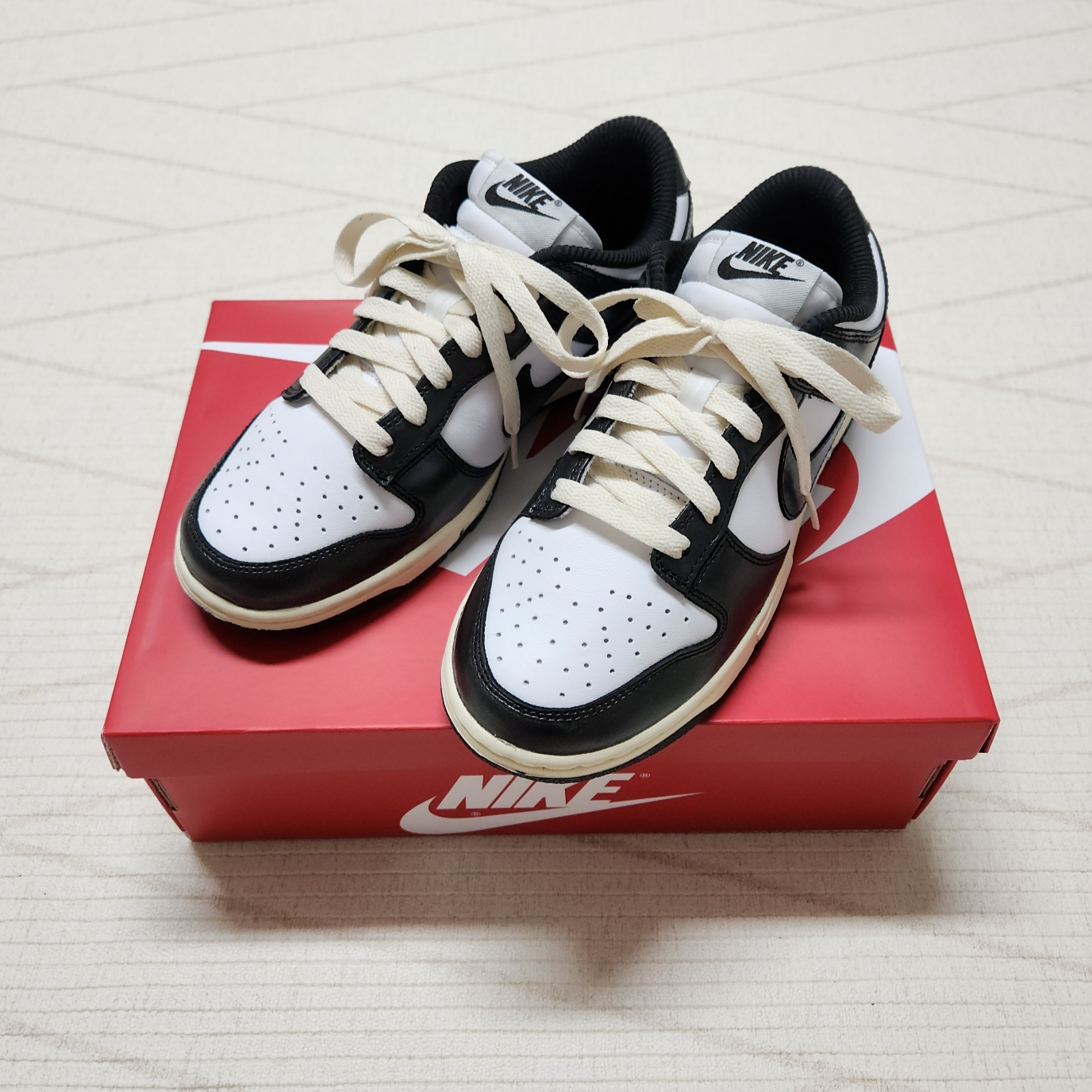 (W) Nike Dunk Low Vintage Black and White 착용 스타일 - 3