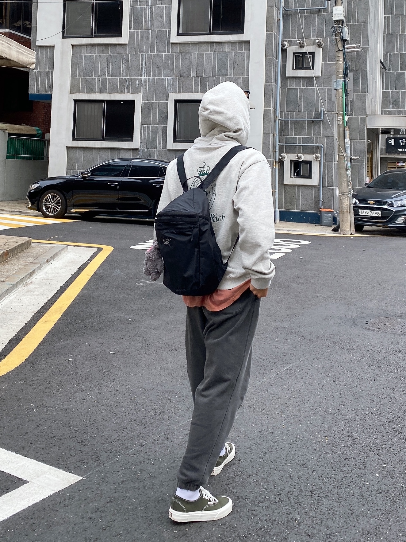 Arc'teryx Heliad 15 Backpack Black, A.P.C. Charlie Baseball Cap Military Khaki 착용 스타일 - 1