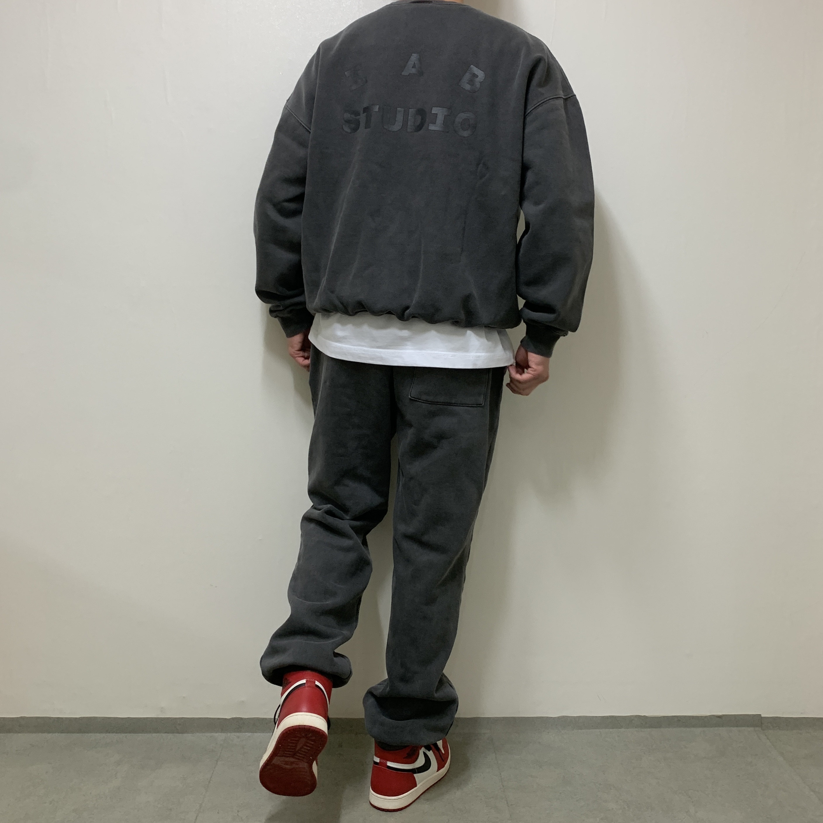IAB Studio Pigment Sweatshirt & Mini Bag Black, Jordan 1 Retro High OG Chicago 2022 착용 스타일 - 2