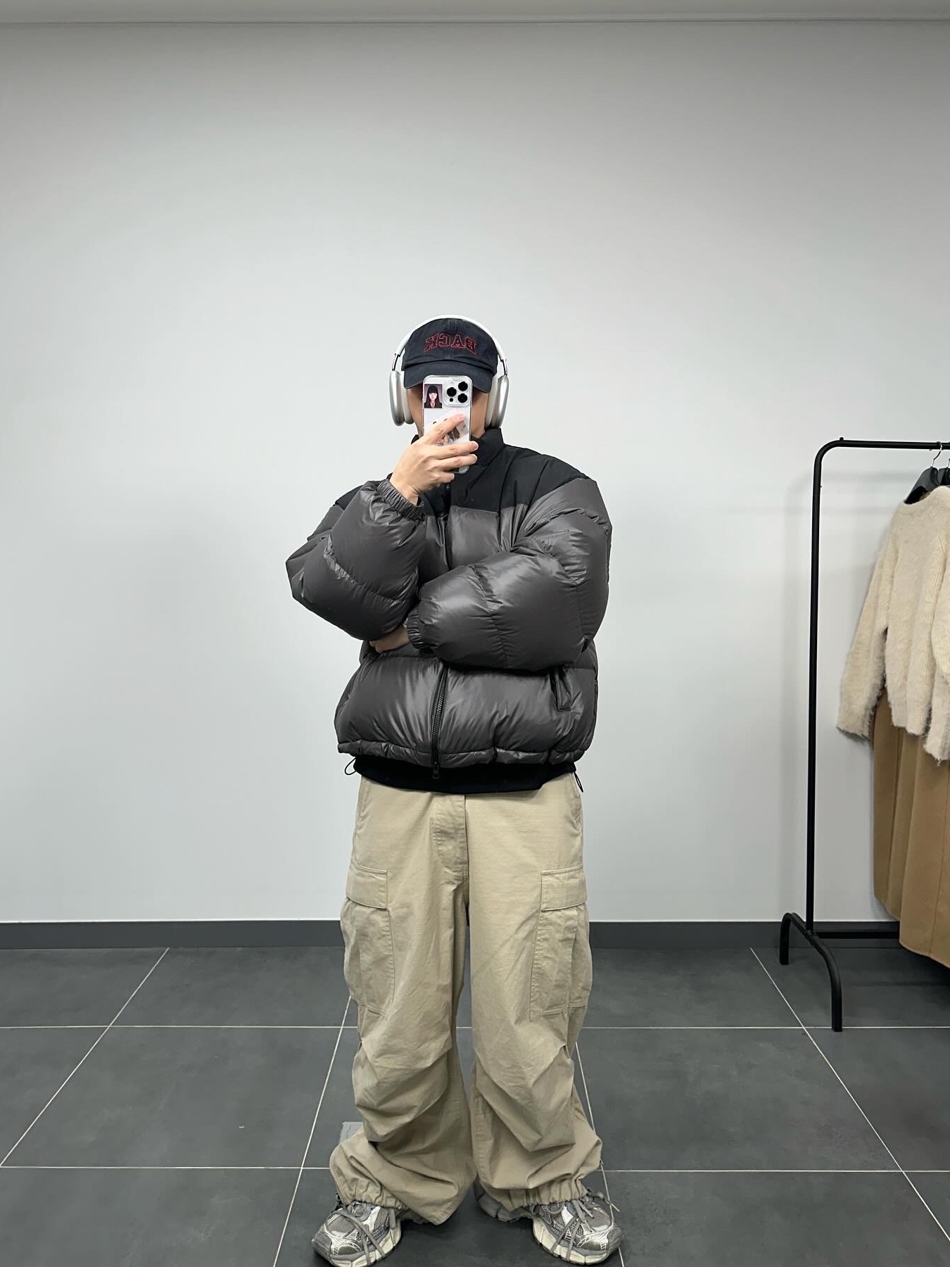 Balenciaga 3XL Sneakers Light Beige, Apple AirPods Max Lightning Silver (Korean Ver.) 착용 스타일 - 1