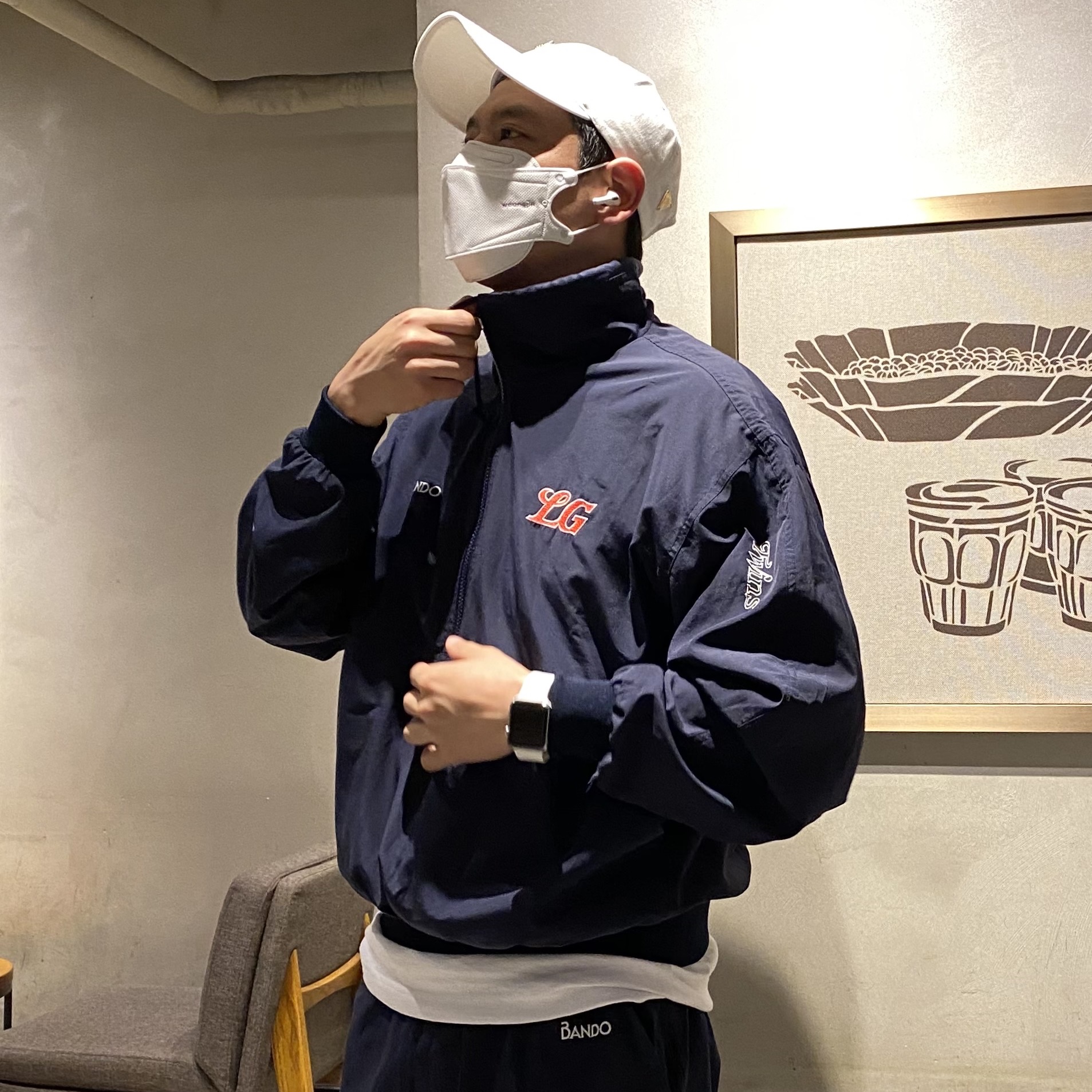 Nike x Stussy Air Zoom Spiridon Cage 2 Fossil, Apple Watch Series 8 45mm Cellular Silver Stainless Steel Case with Sport Band White (Korean Ver.) 착용 스타일 - 2