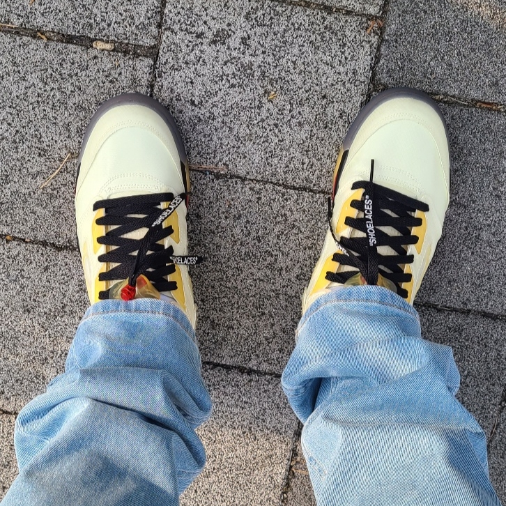 Jordan 5 x Off-White Retro SP Sail Fire Red 착용 스타일